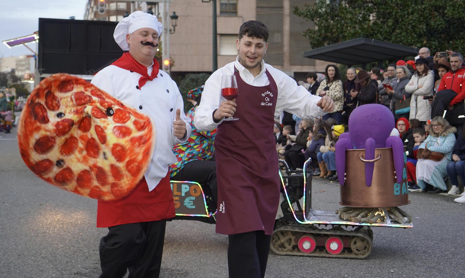Galería | El desfile de comparsas del Entroido 2026 ilumina las calles de Vigo