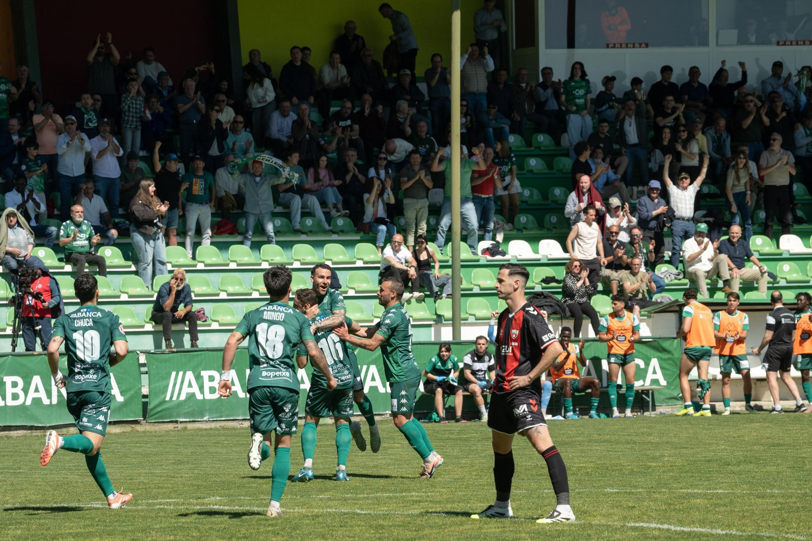 Galería | El Arenteiro cae en una tarde soleada de Domingo de Pascua en Espiñedo (1-2)