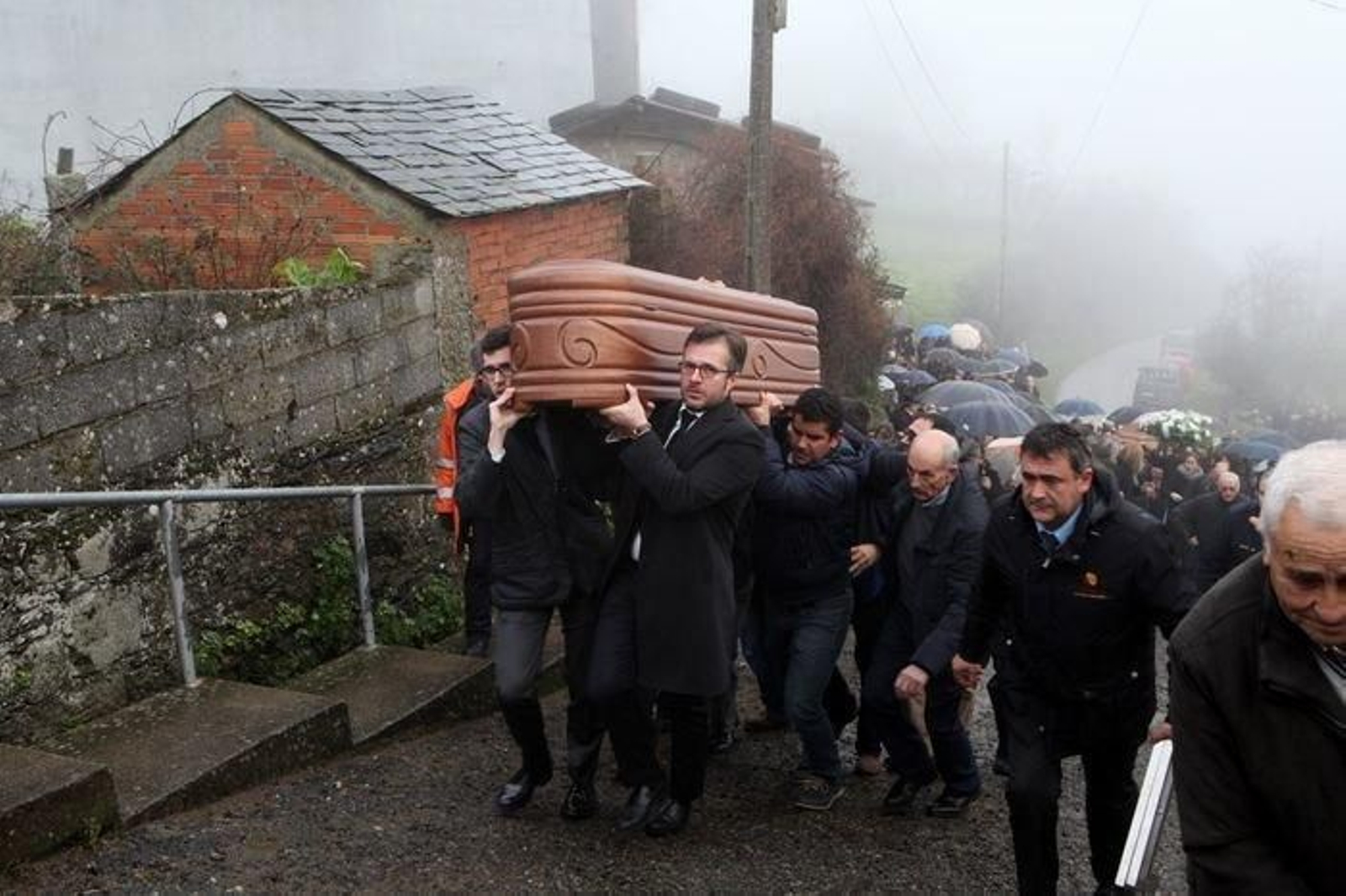 22.01.16.A GUDIÑA.IGRESIA PARROQUIAL FUNERAL DE GUILLERMO LAGO ALCALDE DA LOCALIDADE.ASISTE NUÑEZ FEIJOO,JOSE MANUEL BALTAR ASI COMO ALCALDES DA COMARCA.