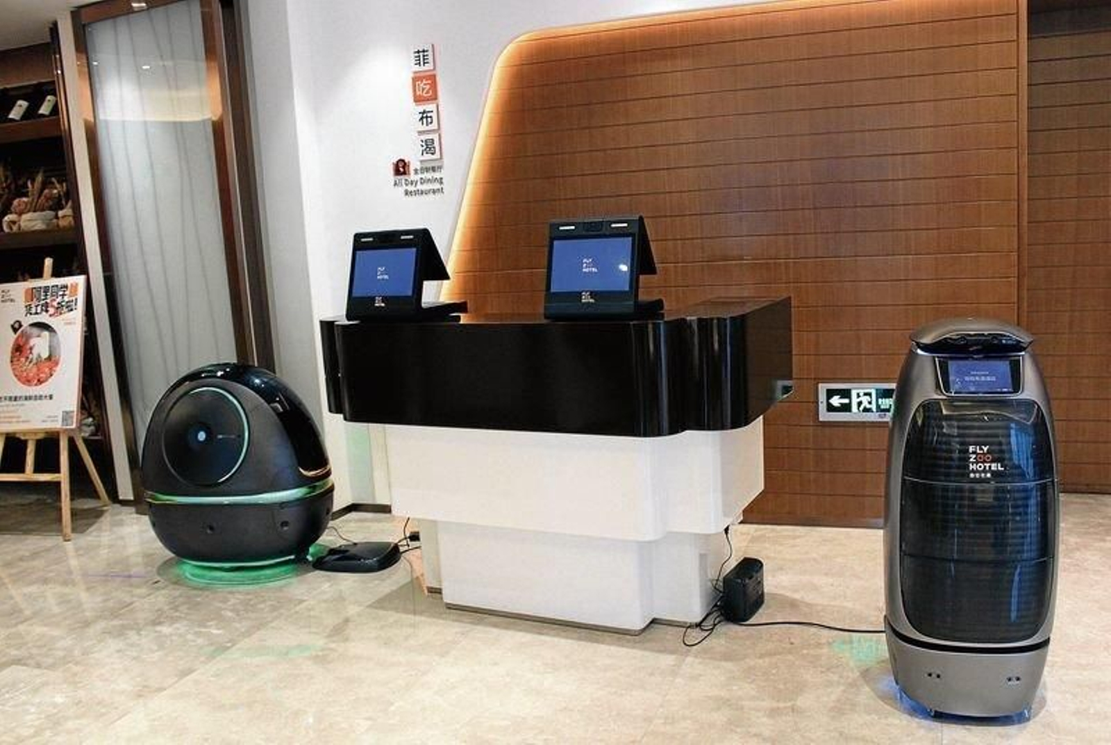 Recepción del hotel, con una fuerte presencia de tecnología, robots incluidos.