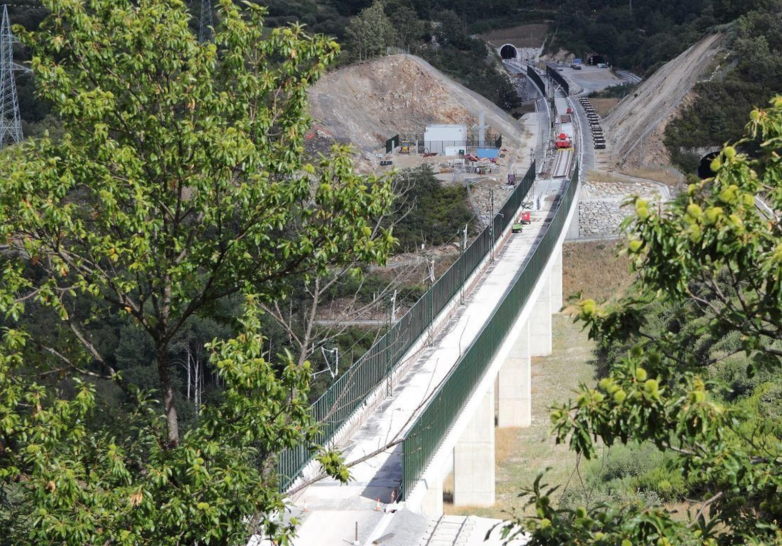 Viaductos a la salida del túnel del Padornelo, donde faltaba la vía en placa hace una semana. (Foto: F. Gil)
