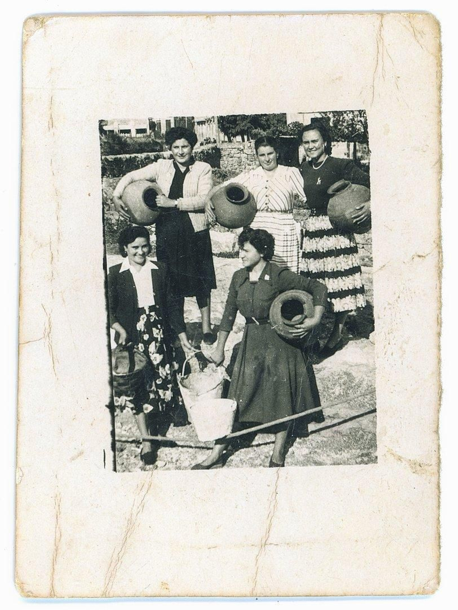 José Juan Pérez Ramos
Titulo: Buscando agua
Lugar: Maceda, 1953
"Cargando con Olas para ir a buscar agua a la fuente. Arriba: Rosa do Pipo, Ampariño (irmá do Pilís) e Irene Suárez".