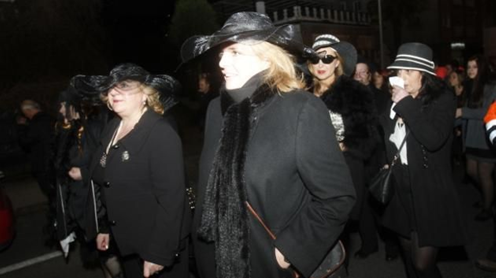 Las viudas de A Valenzá vistiendo el riguroso luto