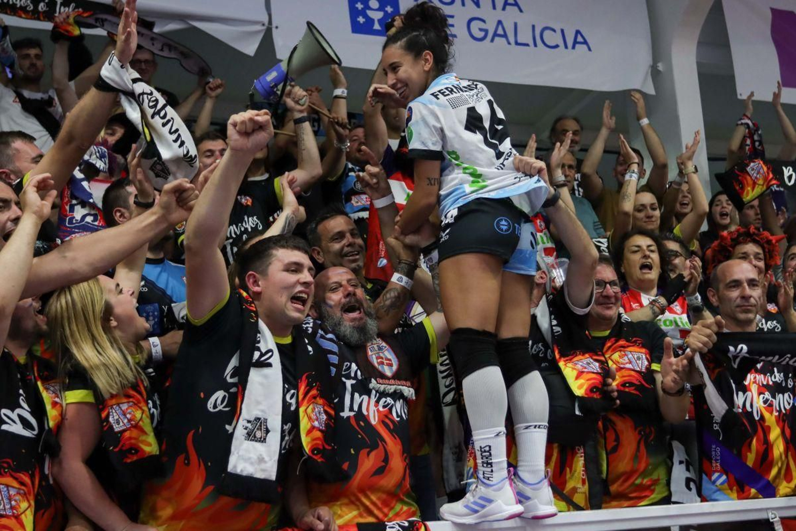 Pauli Fernández, subida a la grada, festeja el triunfo con los miembros de la peña O Inferno.