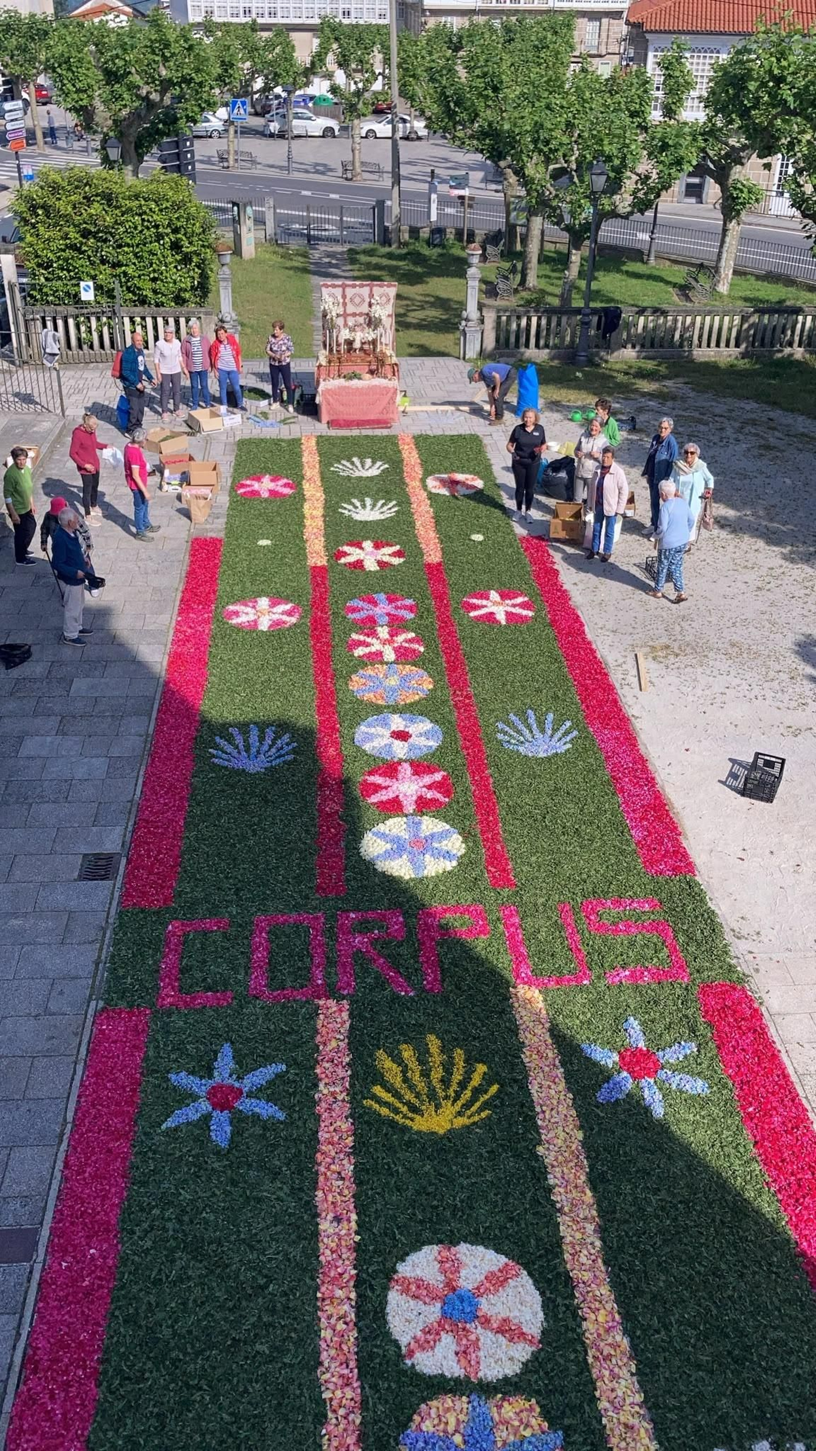 Galería | Castro Caldelas se engalana con alfombras de flores para el Corpus Christi
