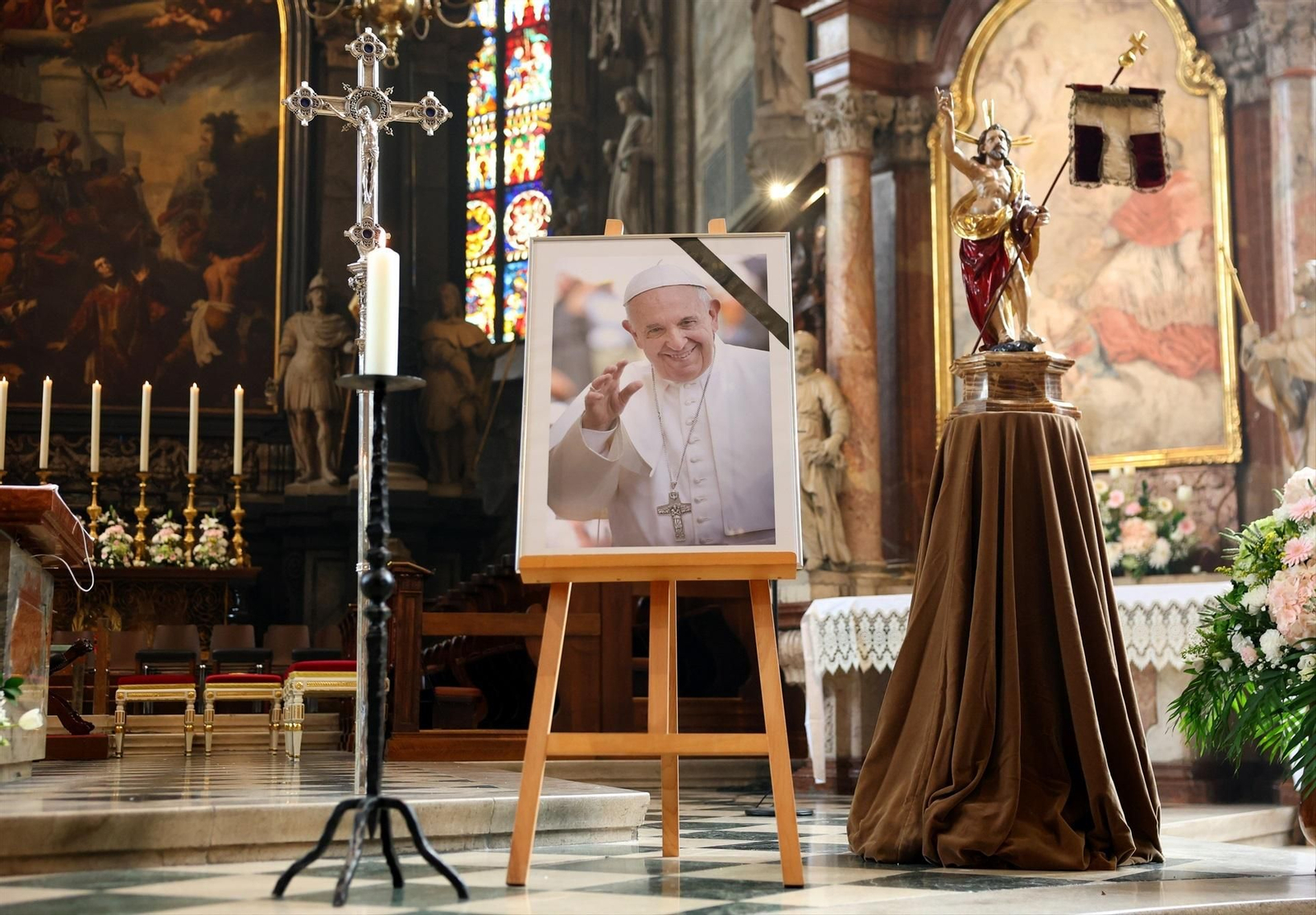 Una imagen en recuerdo del Papa Francisco en una iglesia de Viena.