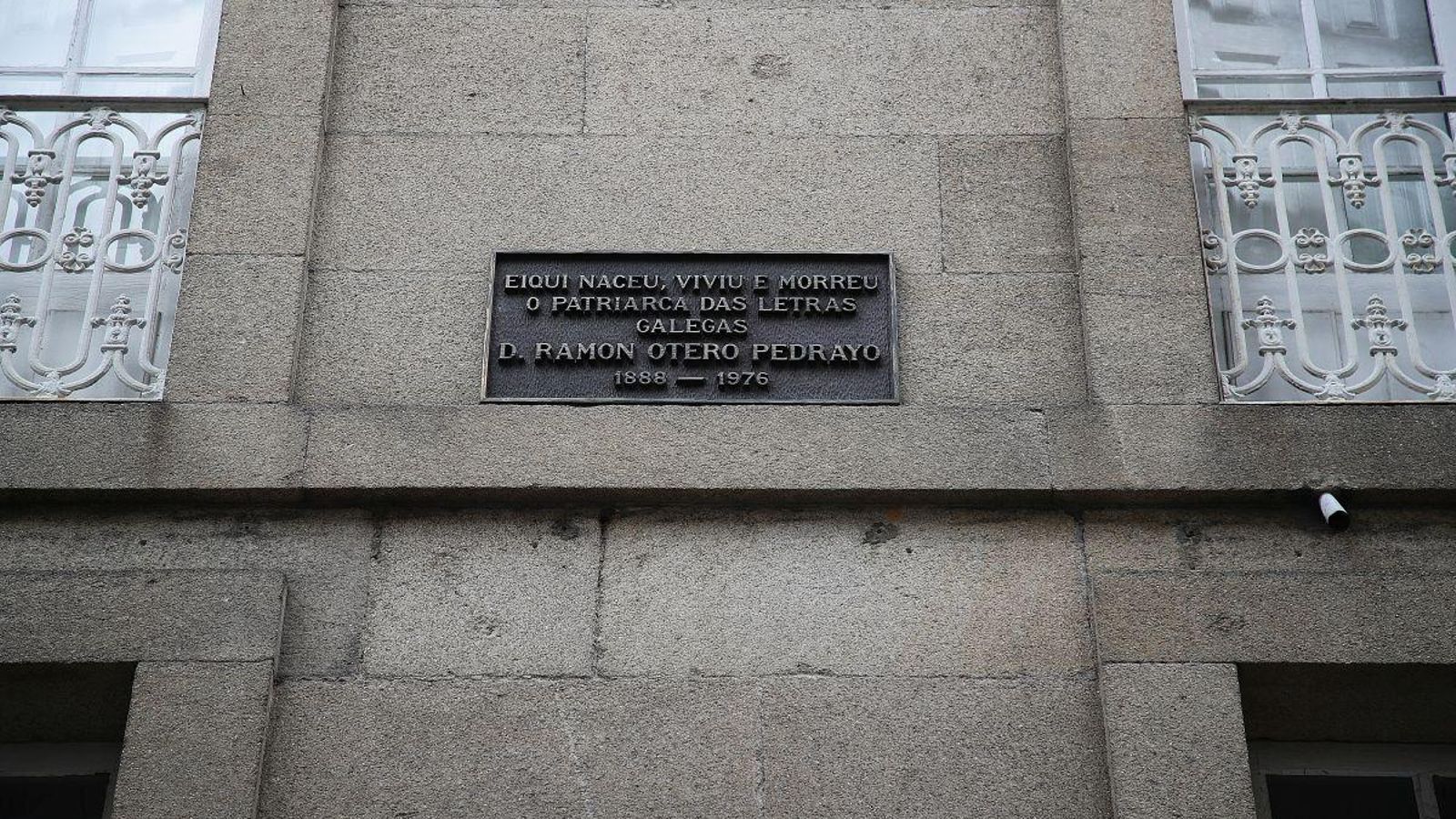 Placa na súa casa da rúa da Paz, en Ourense.
