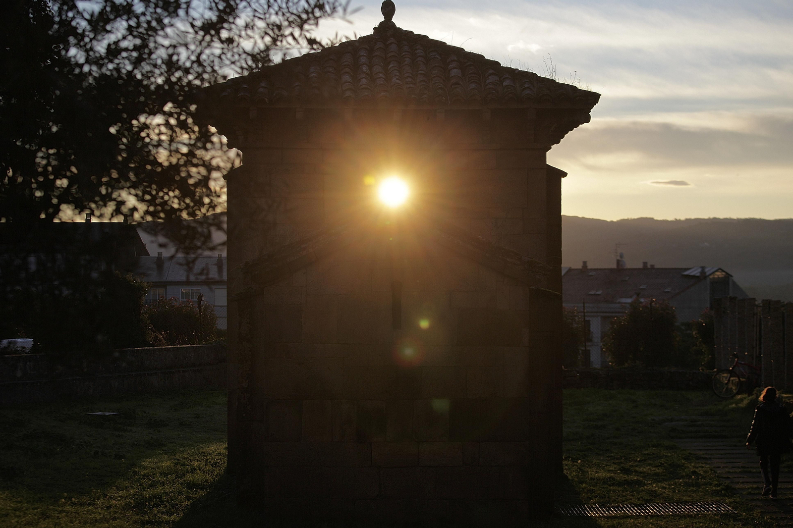 El equinoccio de otoño, a través de las ventanas de la capilla de San Miguel de Celanova. MIGUEL ÁNGEL
