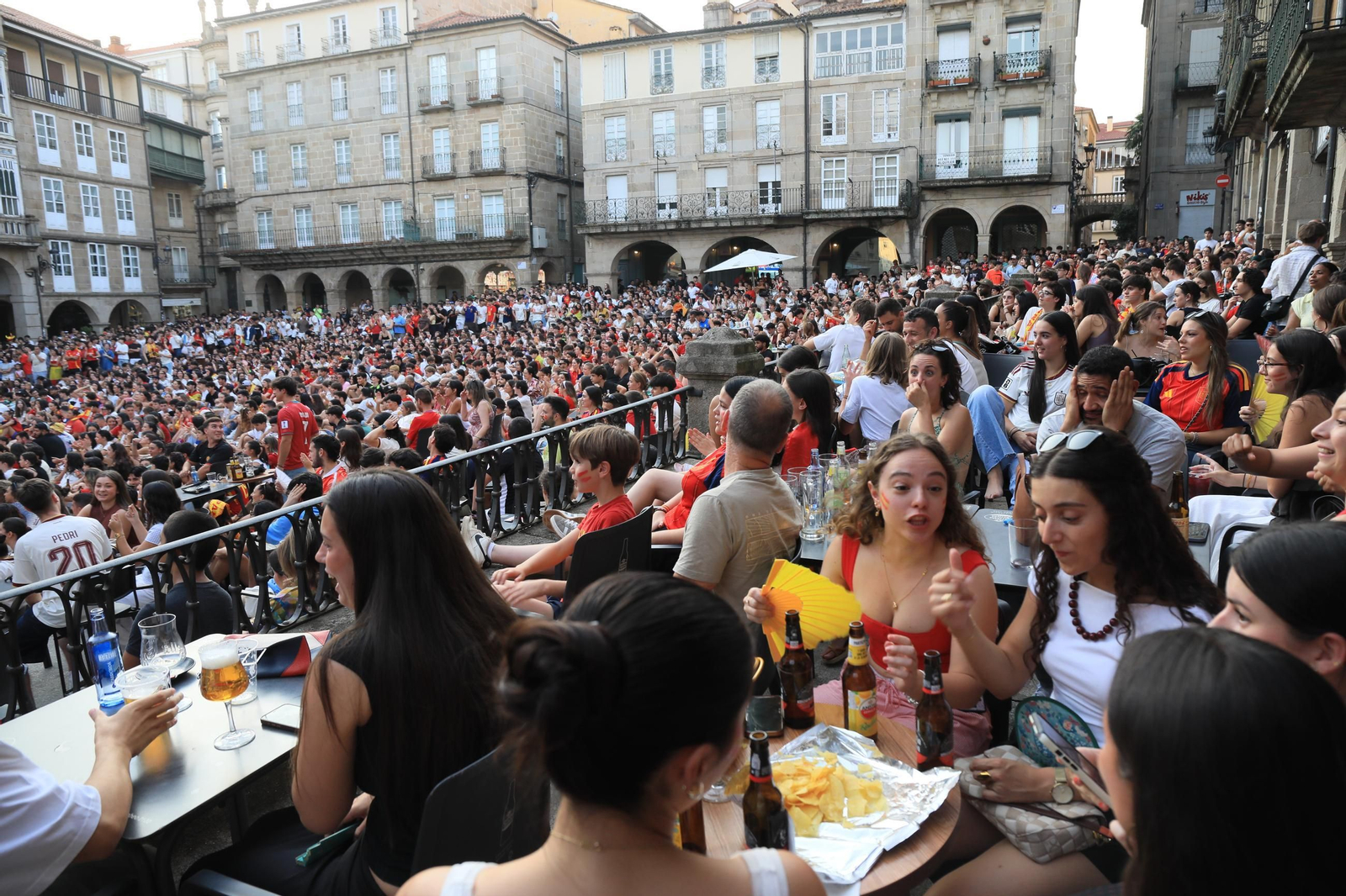Galería | Ambiente y expectación en las terrazas de Ourense para disfrutar del partido de la selección española ante Portugal , en fotos