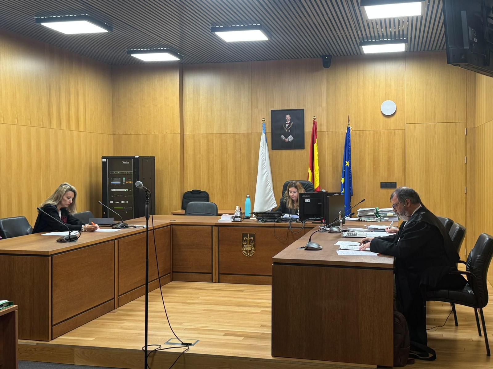 El juicio se celebró sin la presencia en la sala de la acusada, quien declaró por videoconferencia.