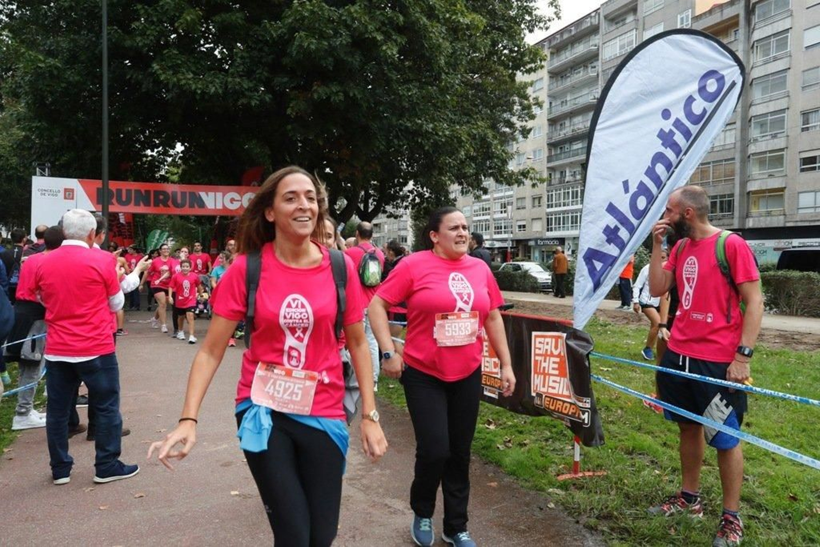 El color rosa abarrotó la Avenida de Castelao - JV Landín 084