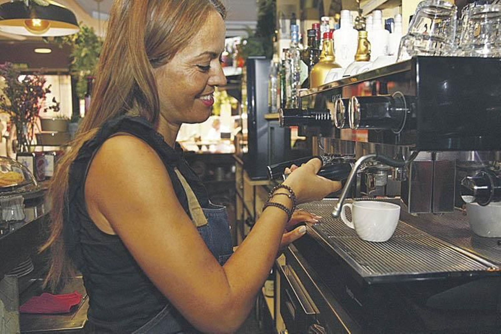 Imagen de la preparación de un café en un local de hostelería.