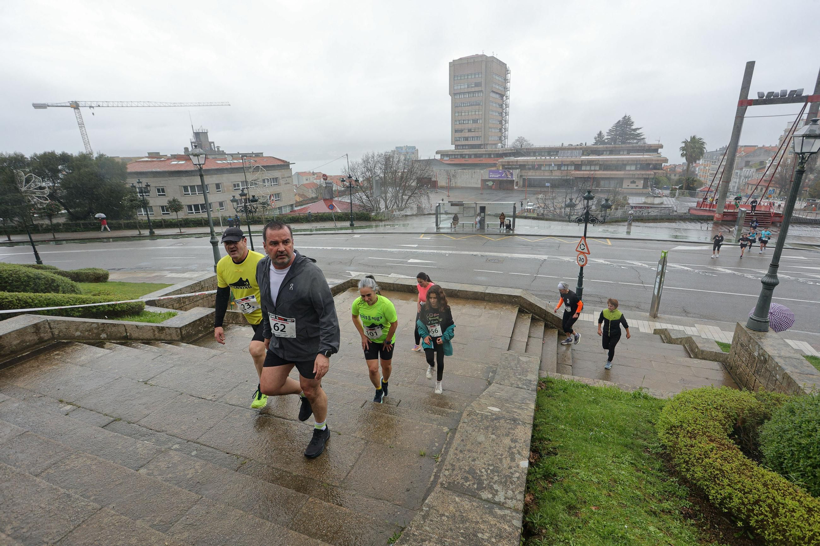 Galería | Cientos de atletas aguantan la lluvia en la Subida ao Castro