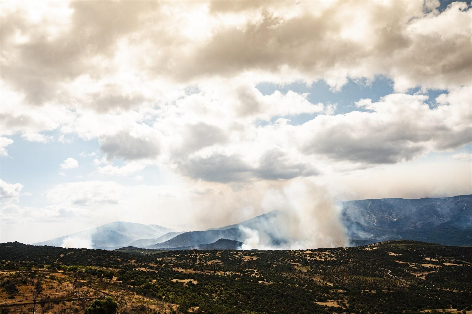 Galería | El incendio forestal de Burgohondo en Ávila se mantiene sin ser controlado, en fotos