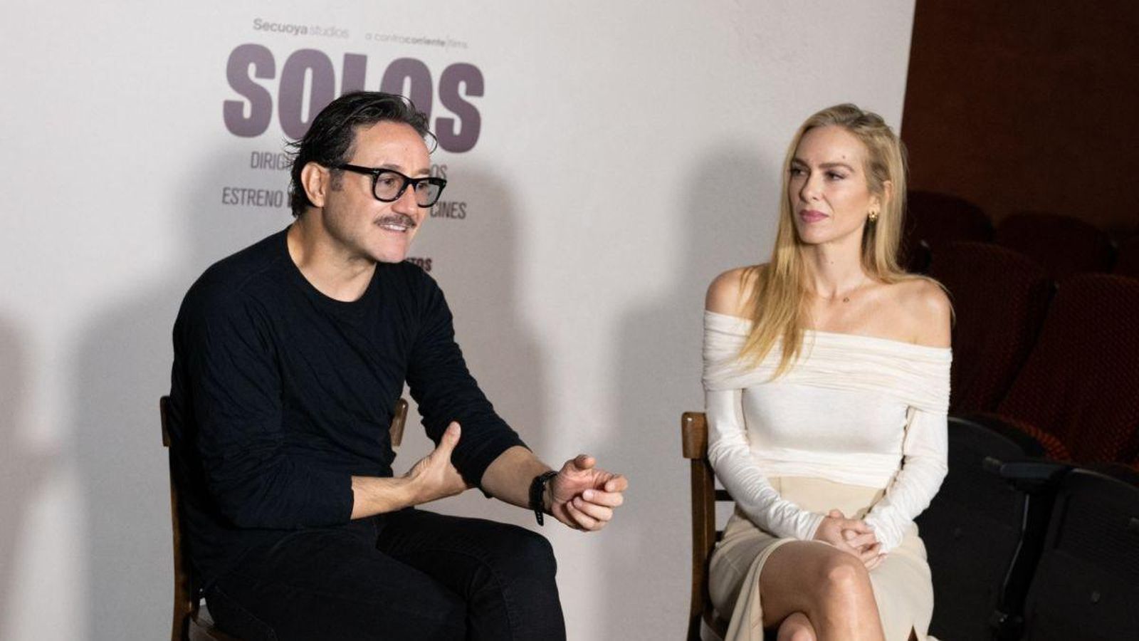 Los actores Carlos Santos y Kira Miró en la presentación de la película “Solos”.