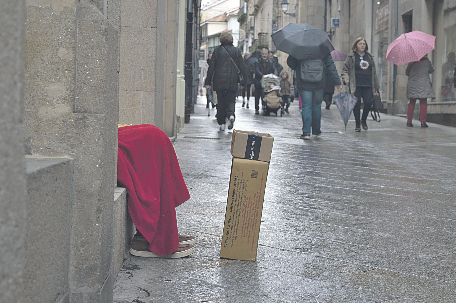 Una persona pidiendo en la calle Lamas Carvajal.