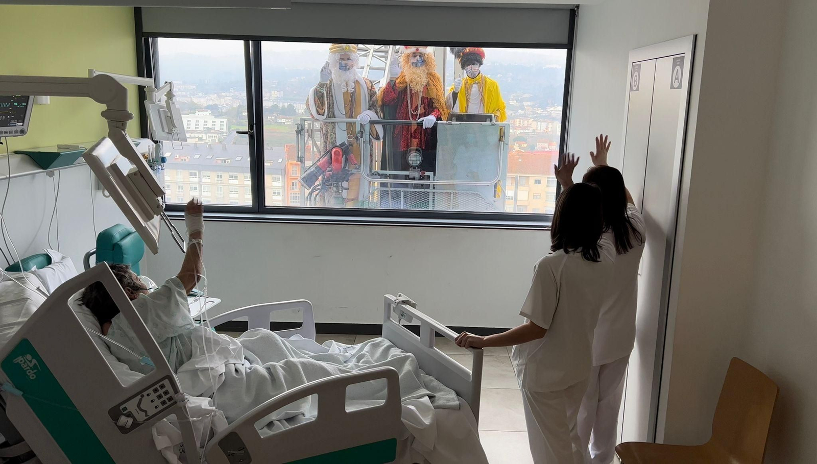 OURENSE. Sus Majestades tampoco se olvidaron de los niños y mayores que permanecen ingresados en el CHUO.