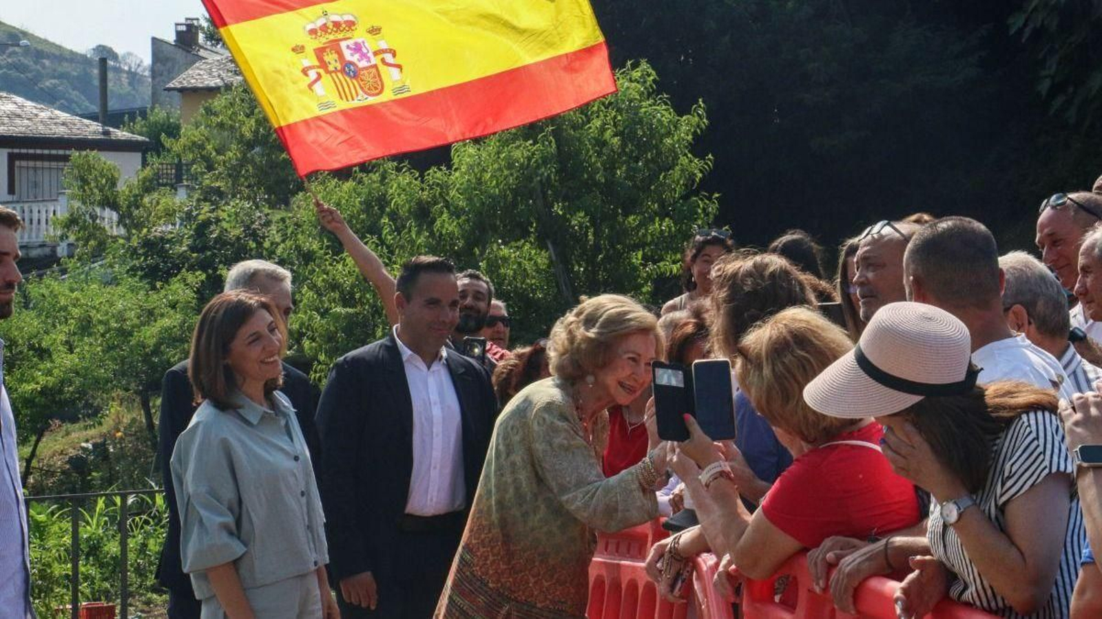 Doña Sofía recibió las muestras de cariño de los valdeorreses que se acercaron a Oulego.