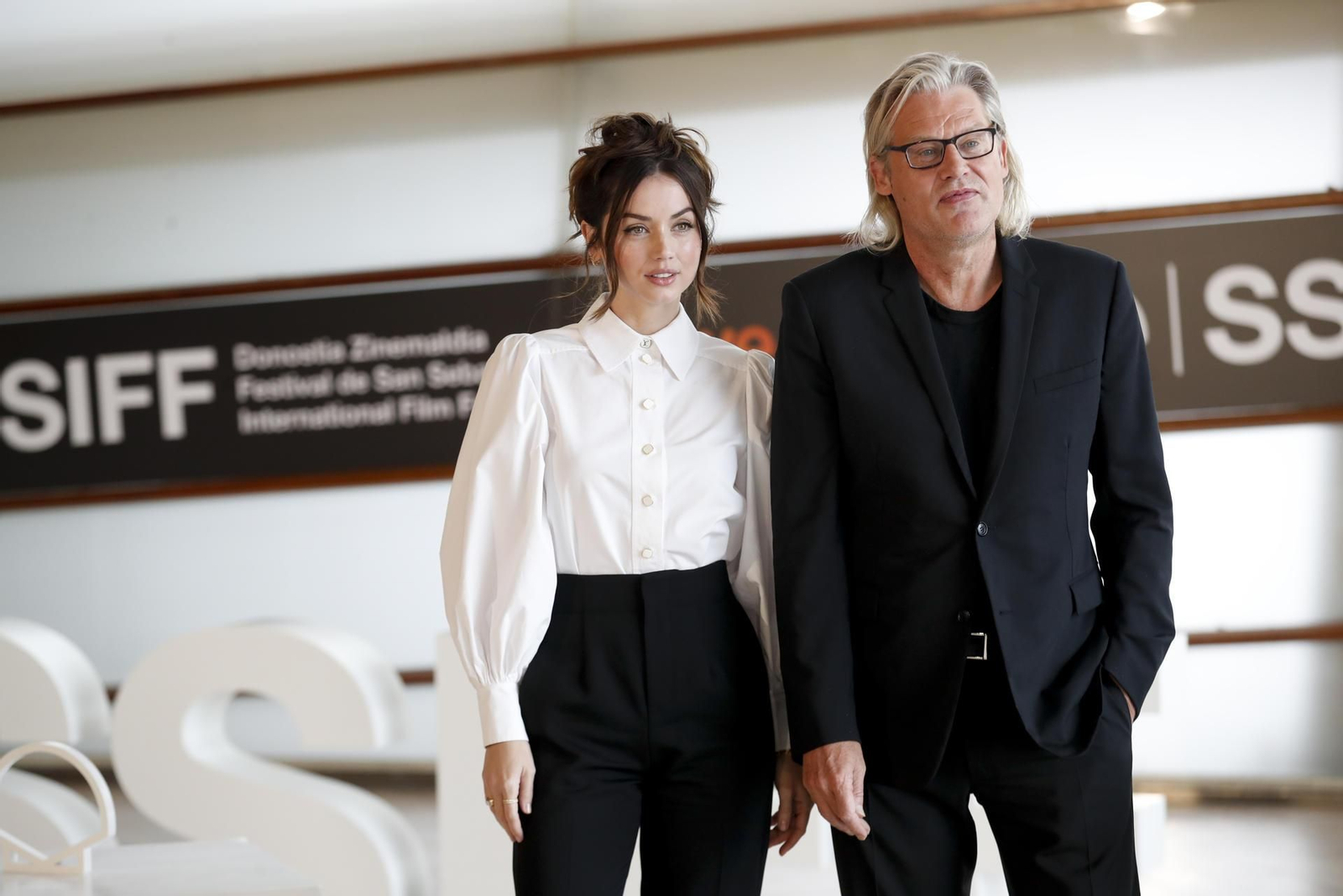 Ana de Armas, junto al director de Blonde. EFE