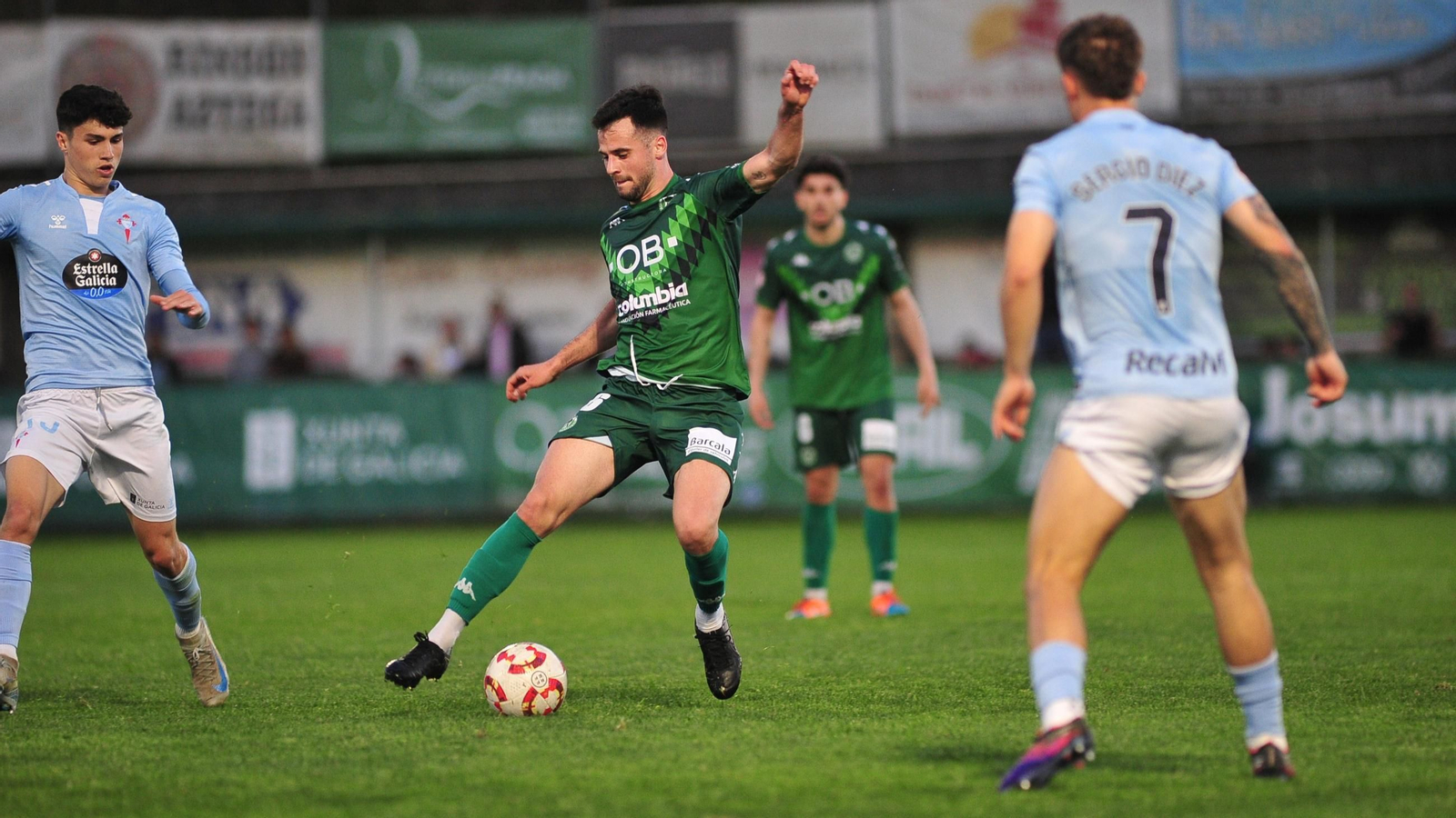 Uno de los jugadores del Arenteiro realizando un pase