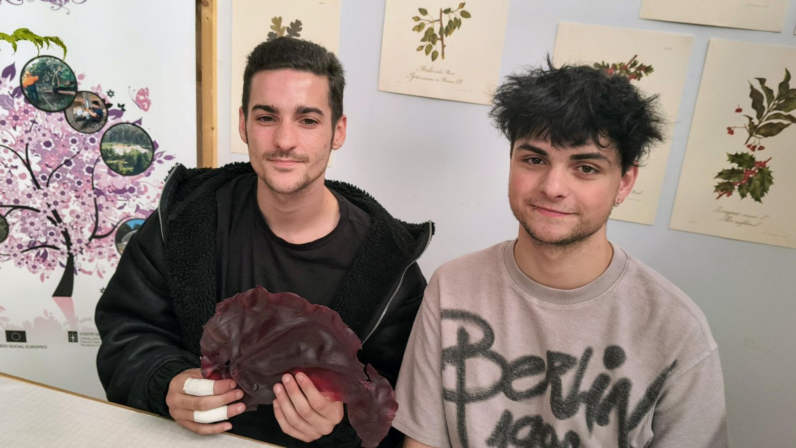 Gonzalo y Pablo muestran su bioplástico.