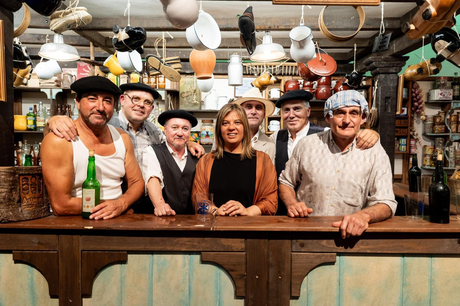 La vicepresidenta del principado en el centro de la imagen y con los actores del chigre