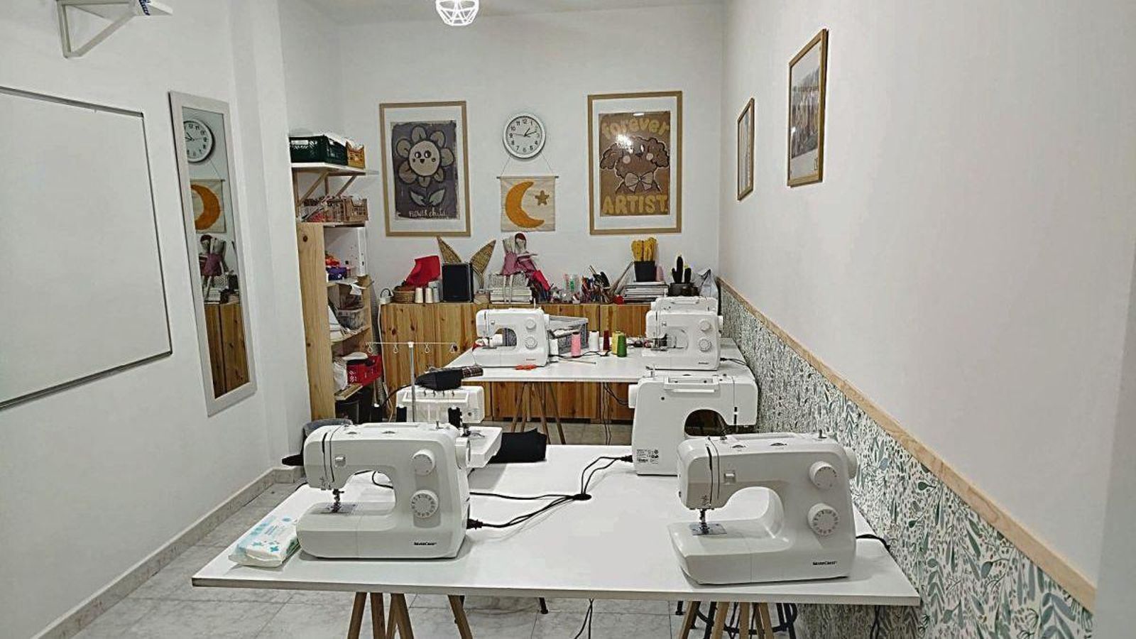 El taller de costura de Mendes en el Centro Comercial Xesta.