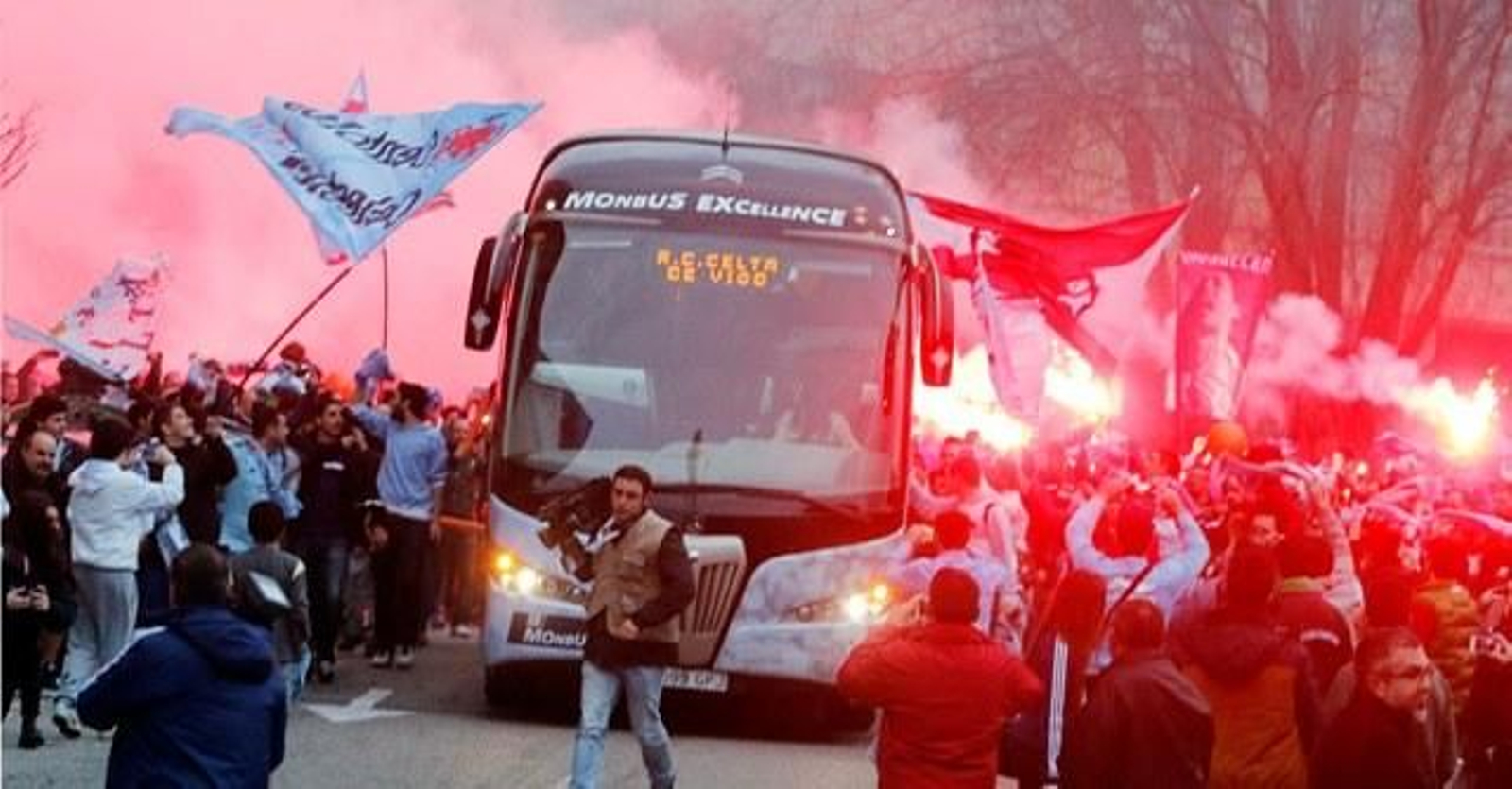 Hubo, una vez más, lumínico recibimiento al autobús del equipo en la previa del partido de anoche. La salida no resultó tan festiva.