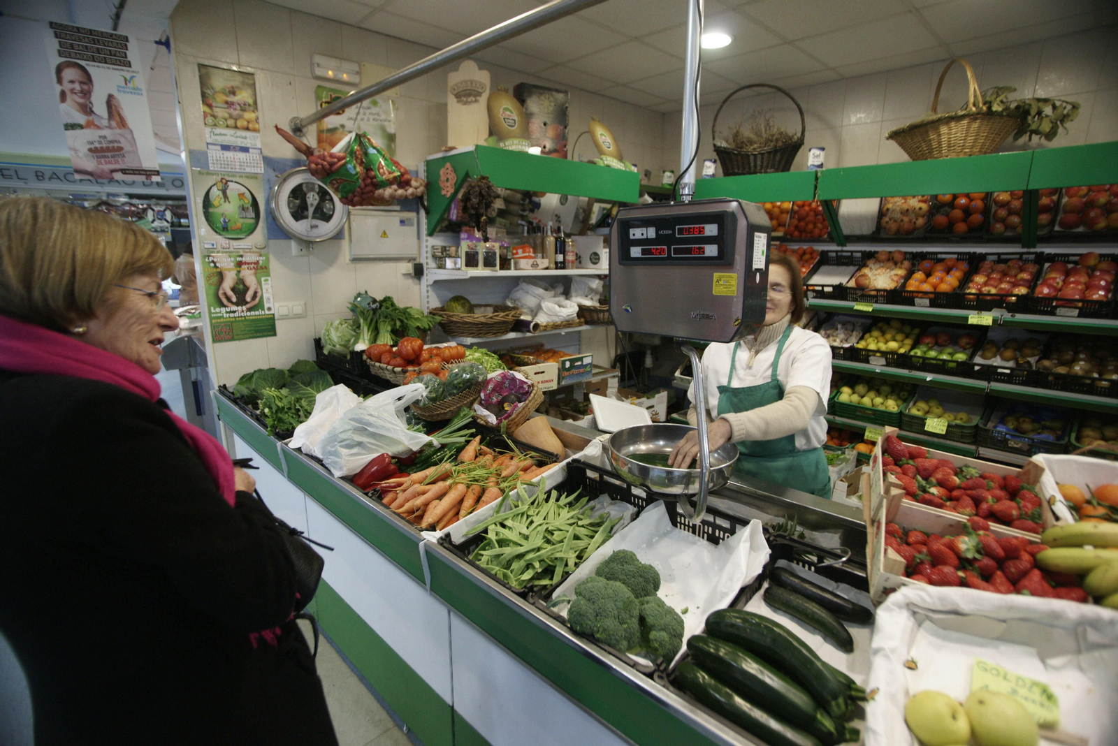 La subida del precio de las hortalizas es tan acusada que un solo calabacín cuesta más de lo que lo haría habitualmente un kilogramo de esta hortaliza. Los clientes pedían ayer las piezas más pequeñas del día, a 1,62 euros cada una.