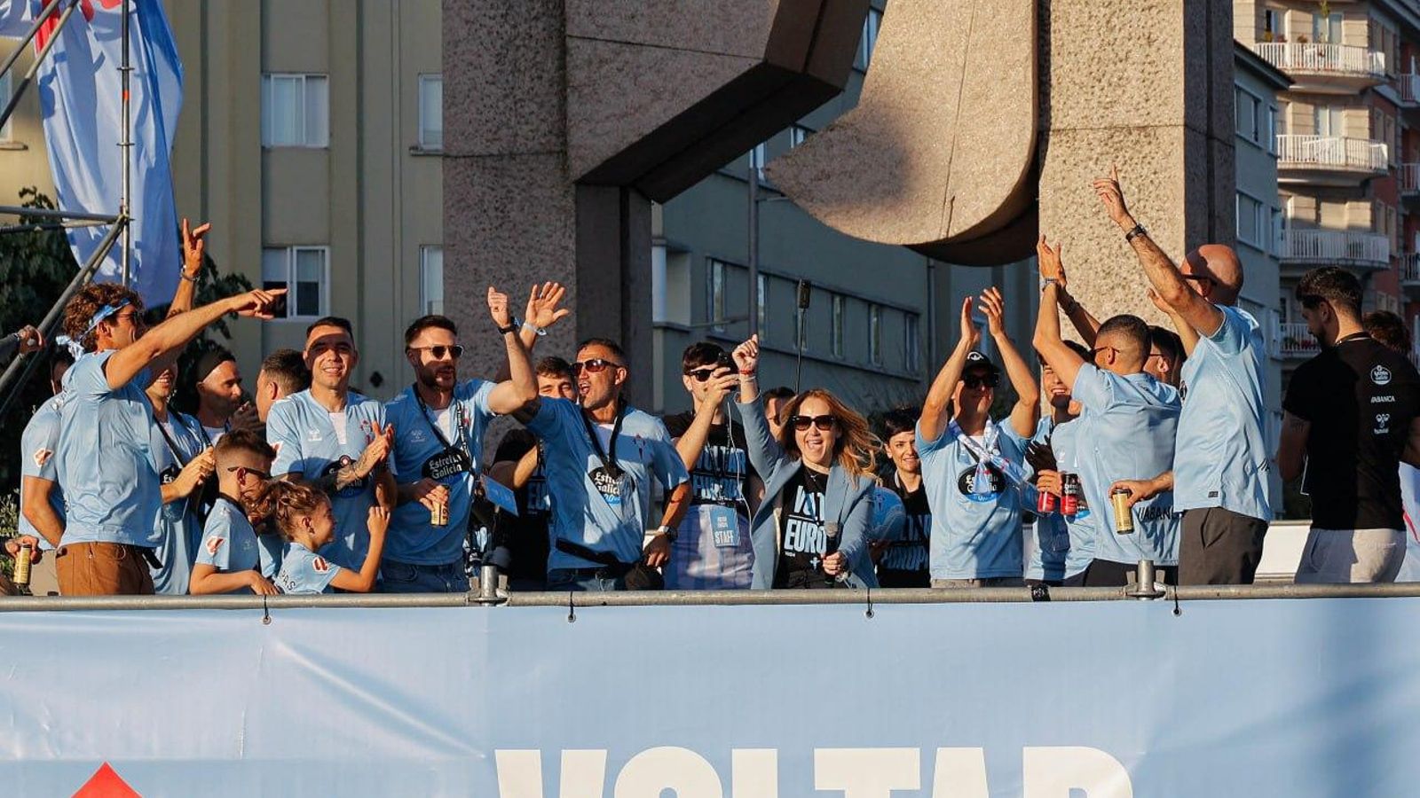 Galería | Fiesta celeste en Vigo por la vuelta del Celta a Europa