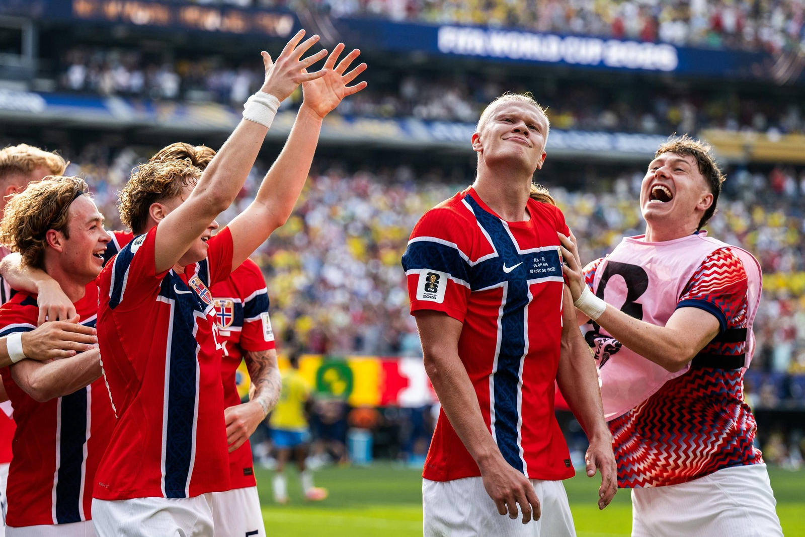 Los jugadores de Noruega celebran uno de los goles de Haaland ante Brasil.