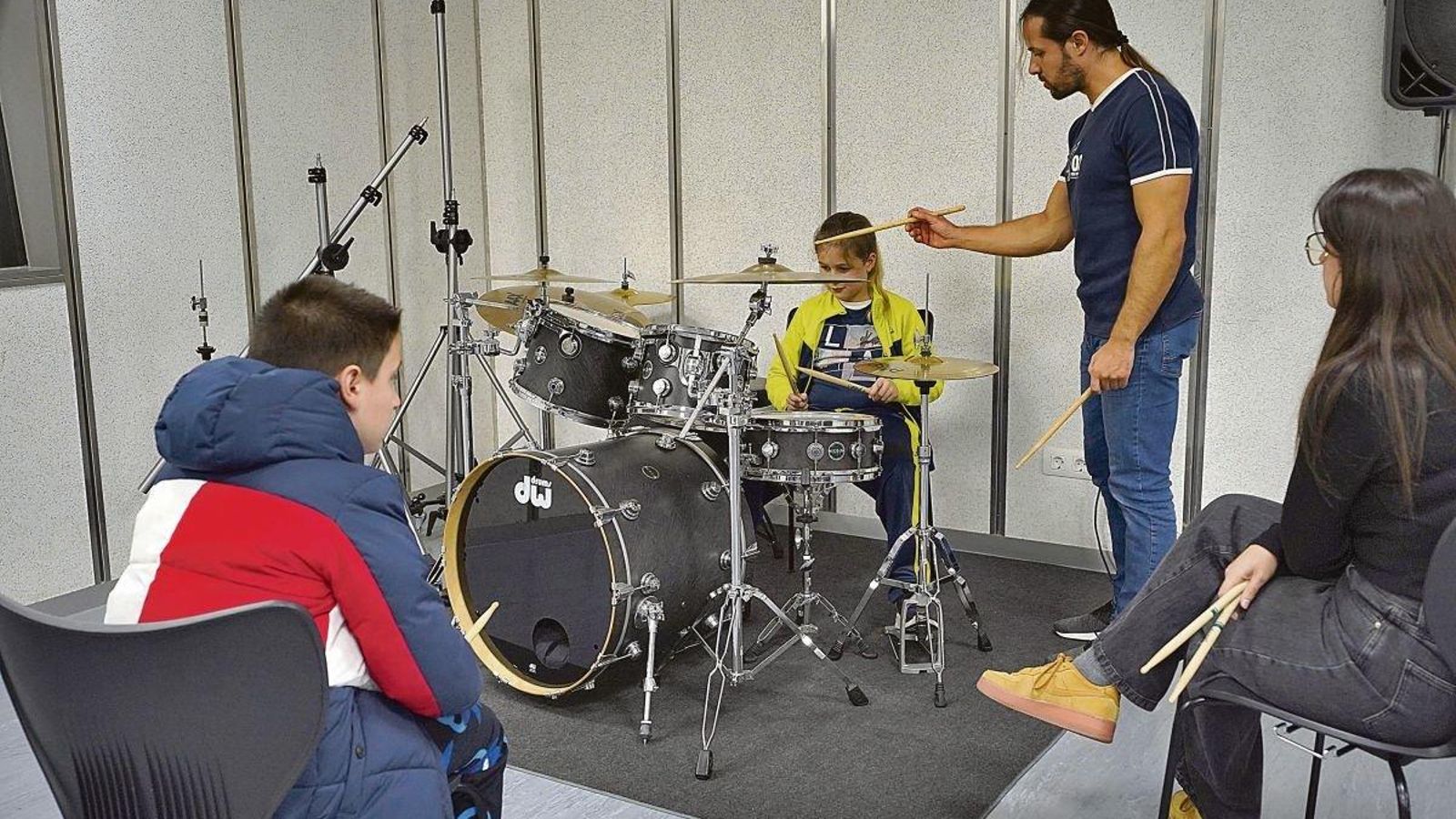 Un taller de batería en las salas municipales.