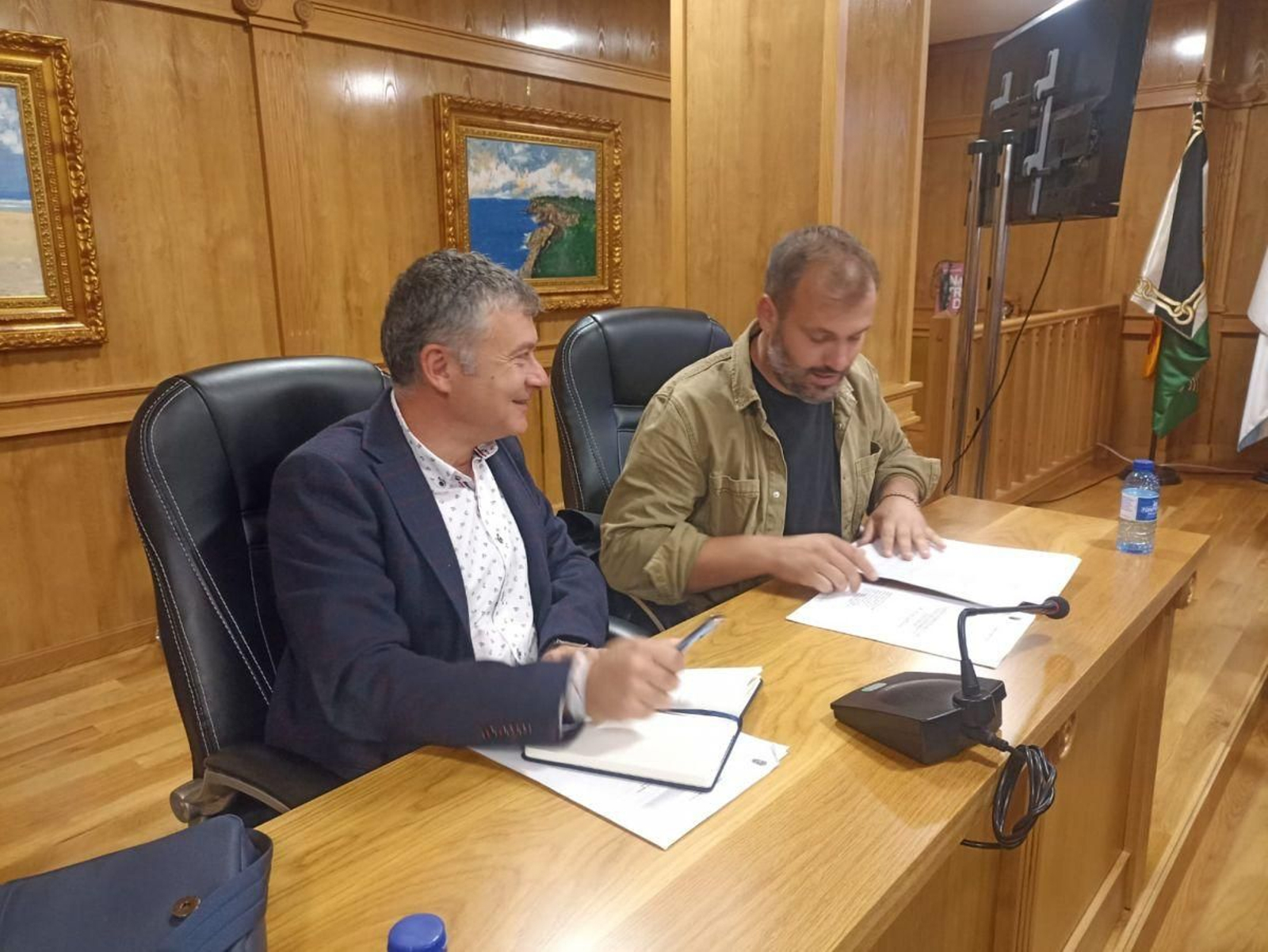 Los nacionalistas Manuel Pozo y Camilo Vila durante la presentación de su moción en el pleno de ayer.