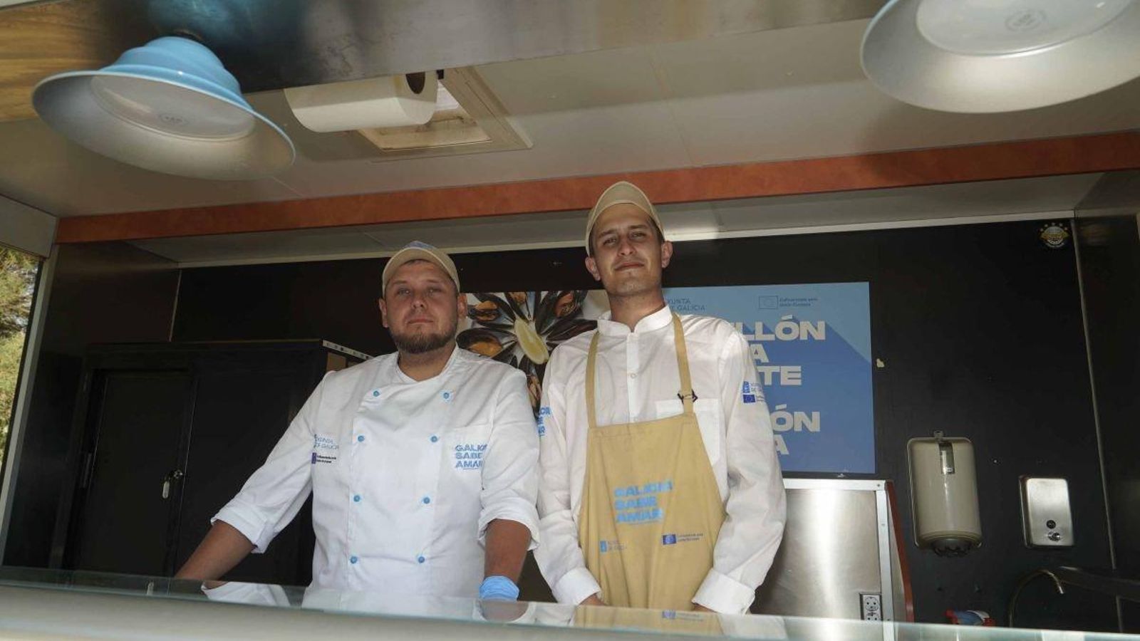 Dos de los profesionales al frente del “foodtruck” de la Xunta.