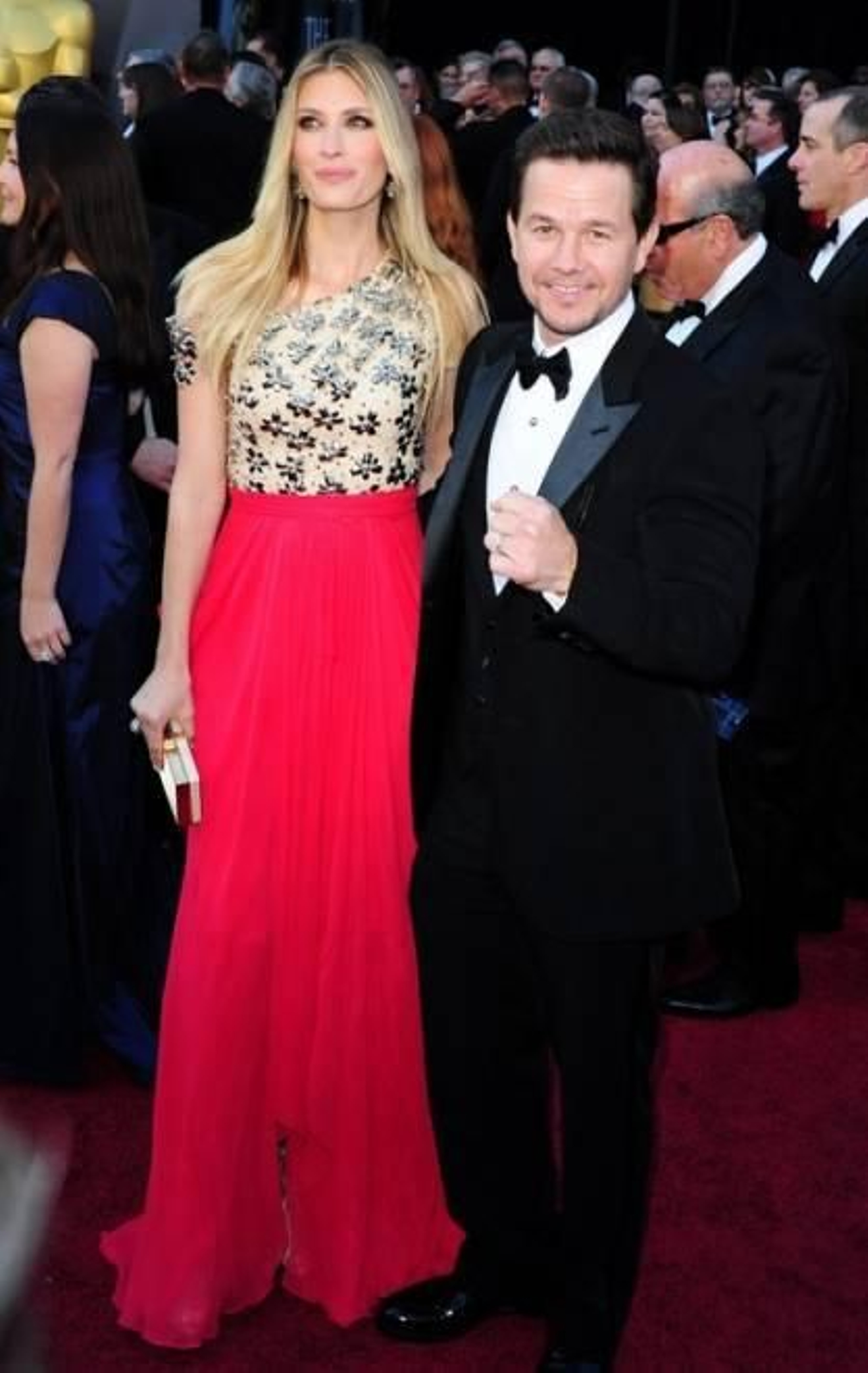 El actor Mark Wahlberg (d) y su esposa Rhea Durham (i) .