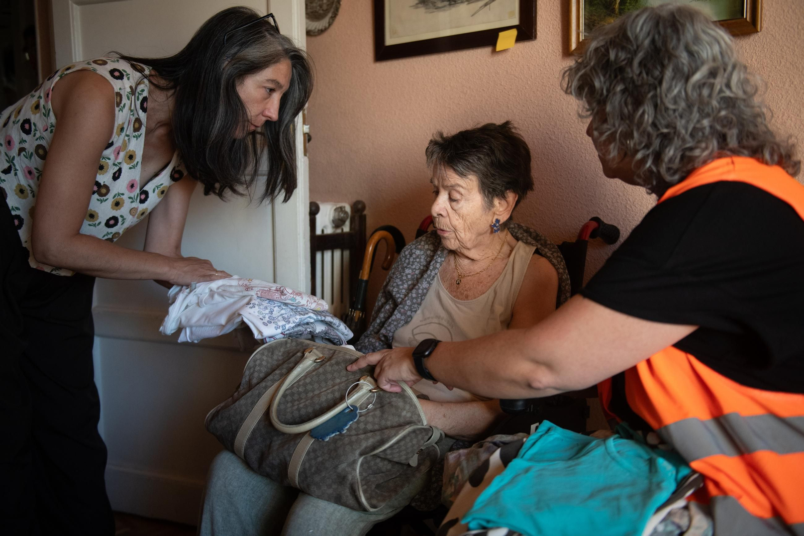 El momento en el que Maricarmen esperaba en su casa a que se ejecutara o se impidiera el desahucio este miércoles.