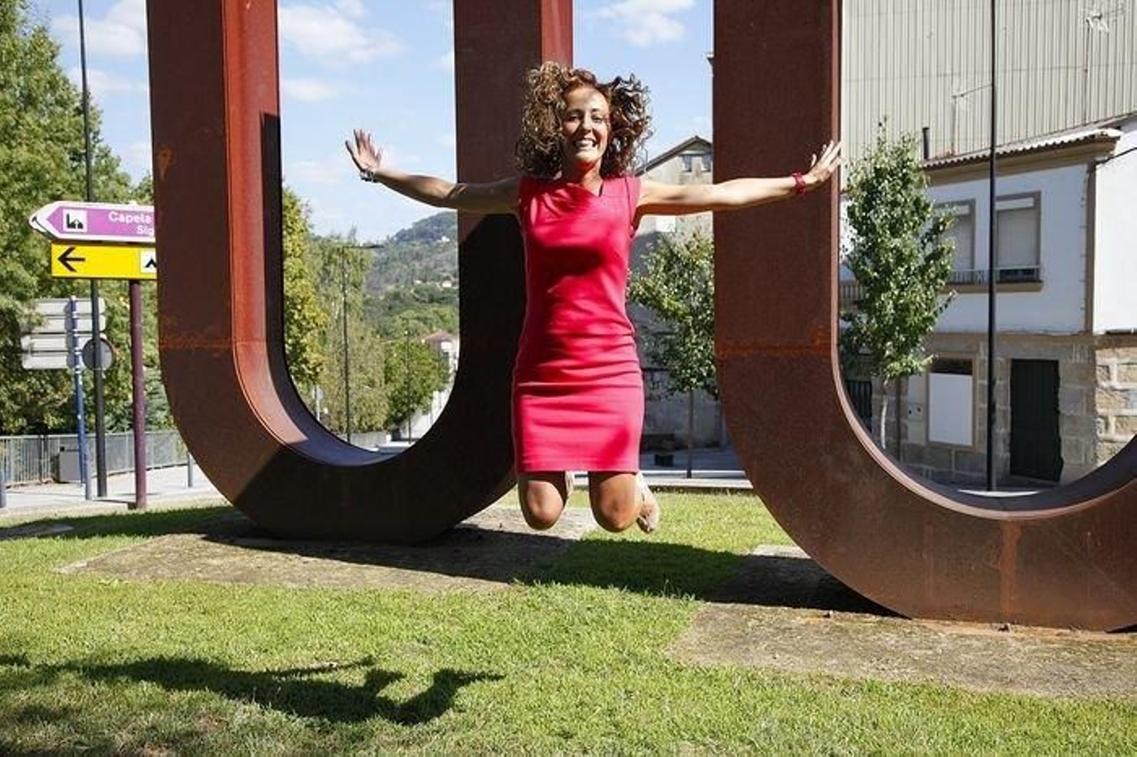 Noela Blanco (PSOE)/

Un salto de revista/

La cabeza de lista del PSOE está acostumbrada a los brincos para sortear las zancadillas en su formación política. El salto de Noela Blanco es atlético, levanta las rodillas, lleva las piernas atrás y abre los brazos como una famosa en la portada de una revista del 'cuore'.