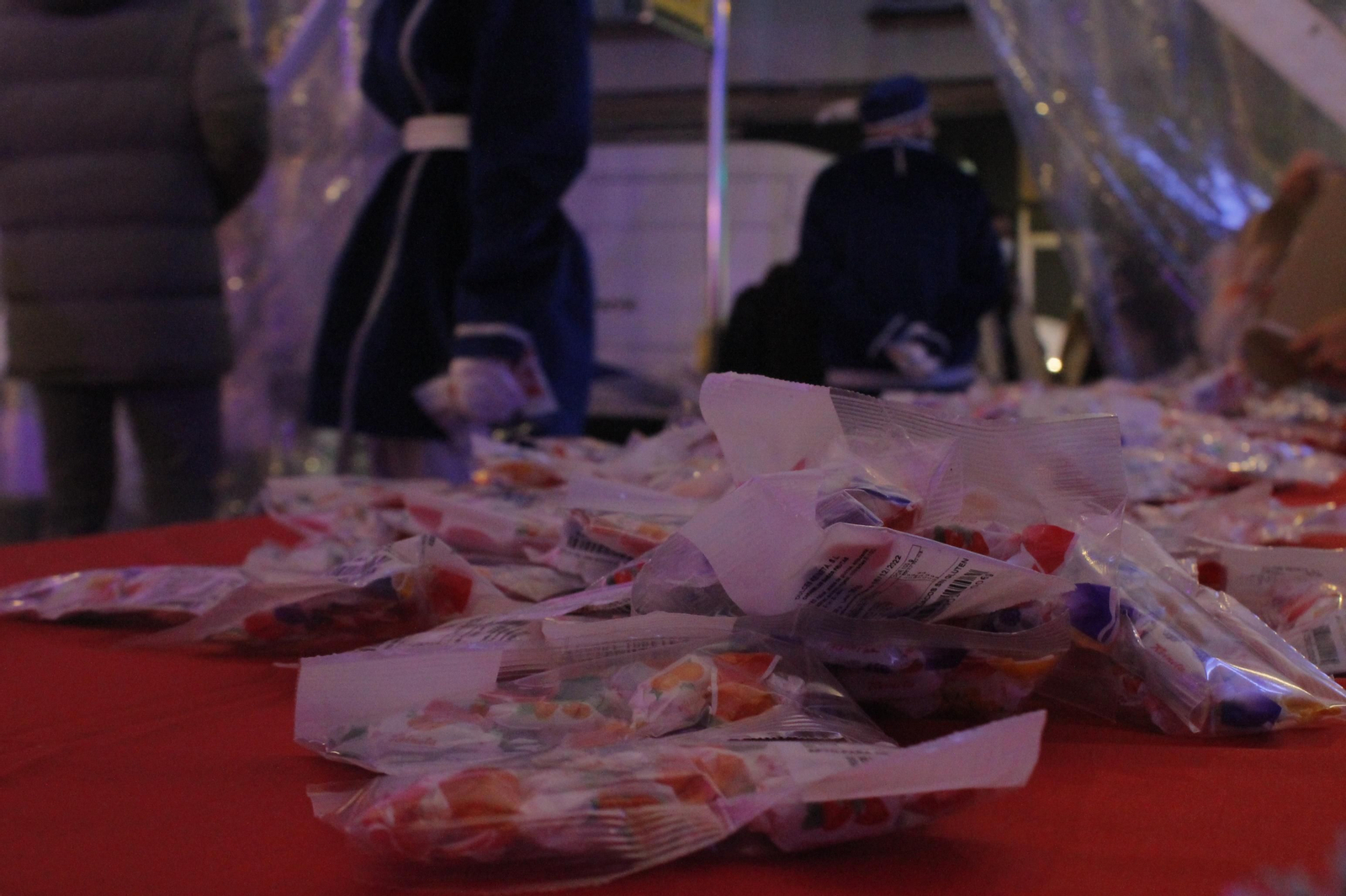 Los caramelos se repartieron en bolsas individualizadas debido al covid-19. (Isaac Cruz)