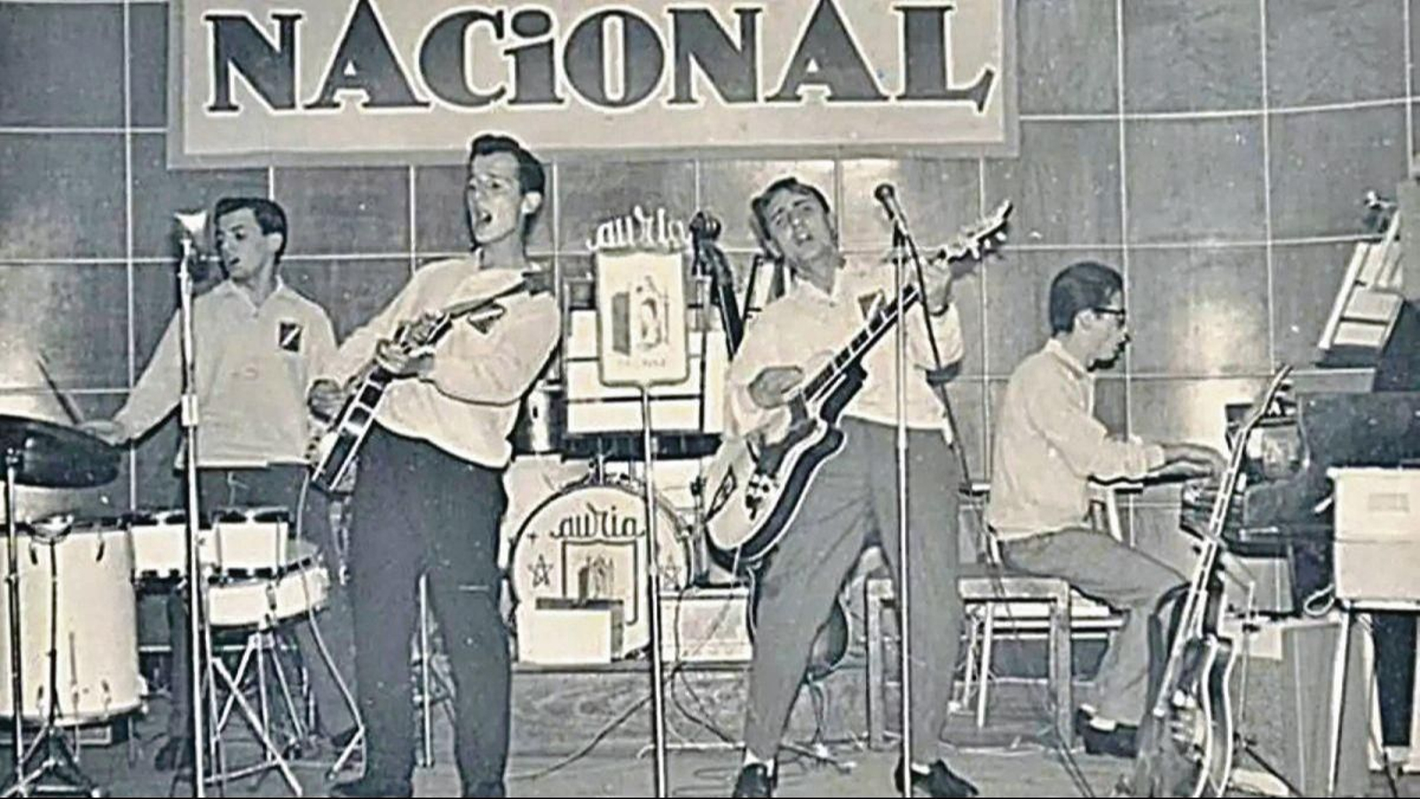 Pablo García, a la derecha sentado al piano.