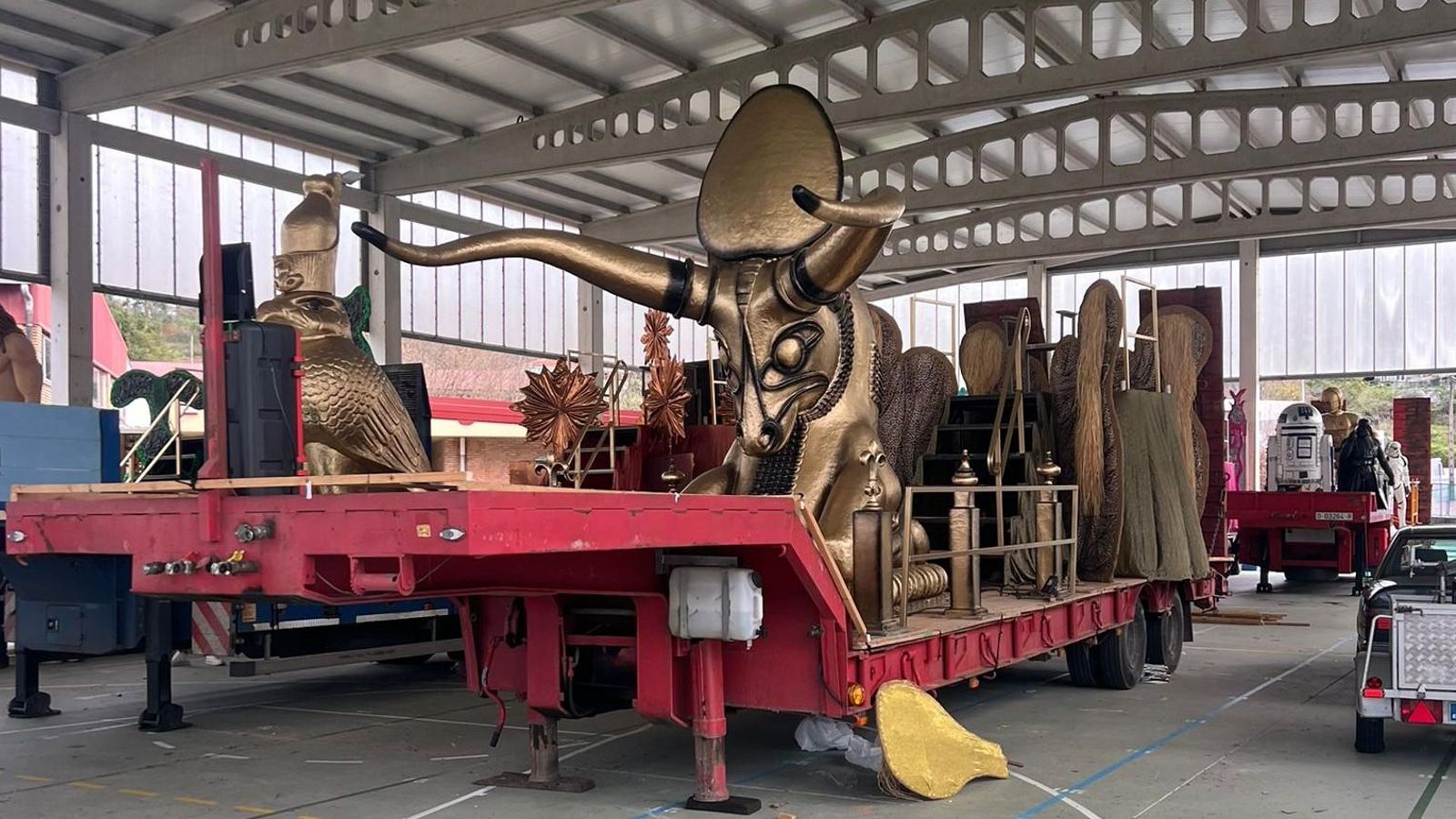 Preparación de las carrozas de la Cabalgata de Reyes.