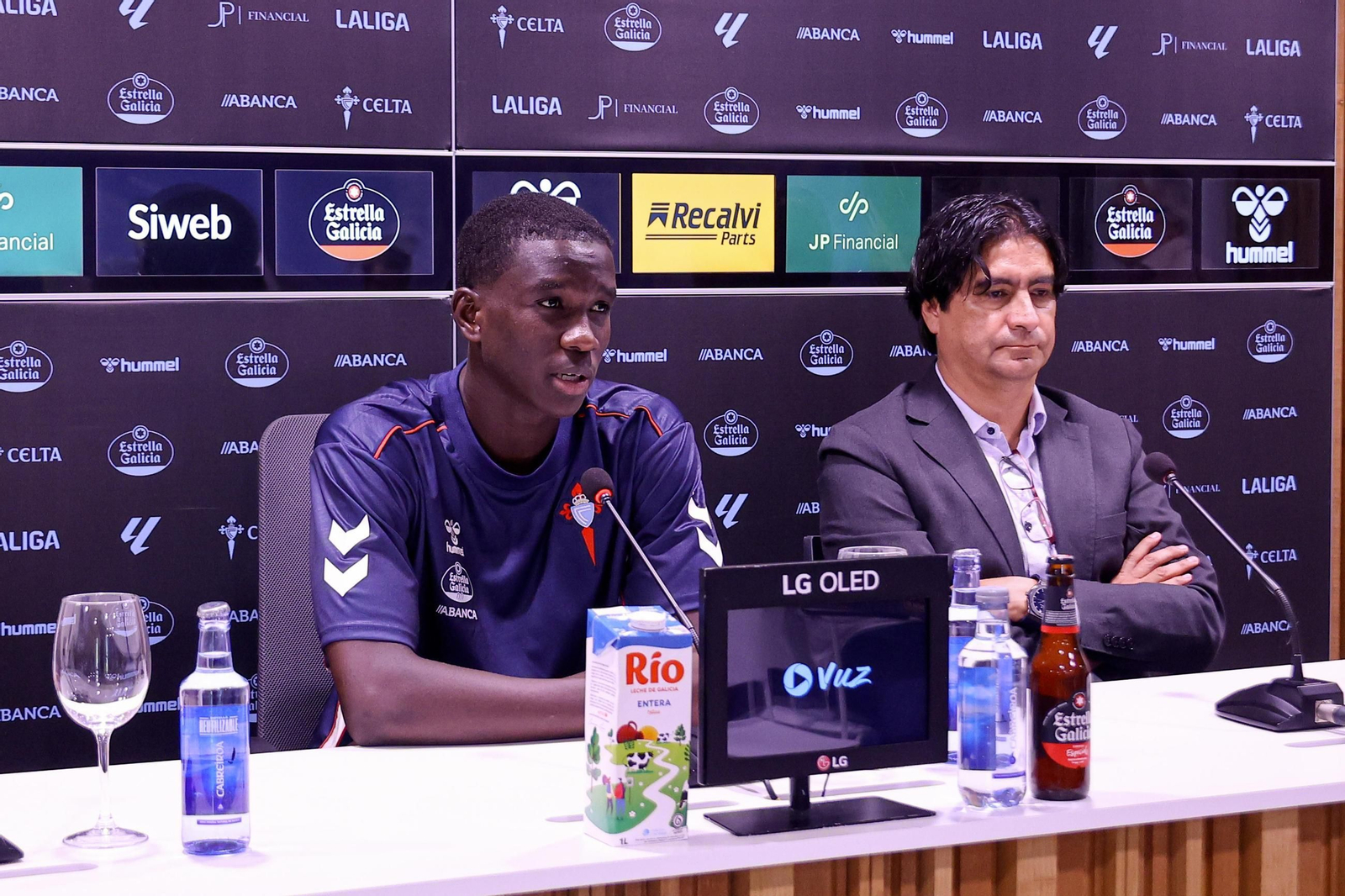 Marco Garcés (derecha), durante la presentación de Abdoulaye Faye la pasada semana en la ciudad deportiva de Mos.
