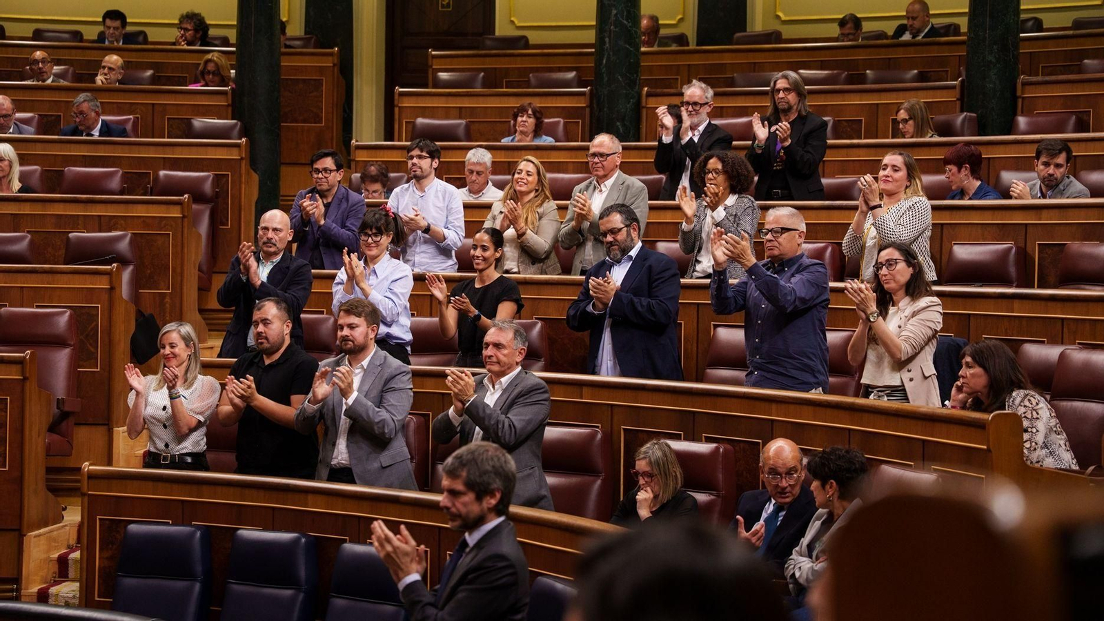 La bancada de Sumar aplaude durante una sesión plenaria en el Congreso, a 28 de abril de 2026, en Madrid (España).