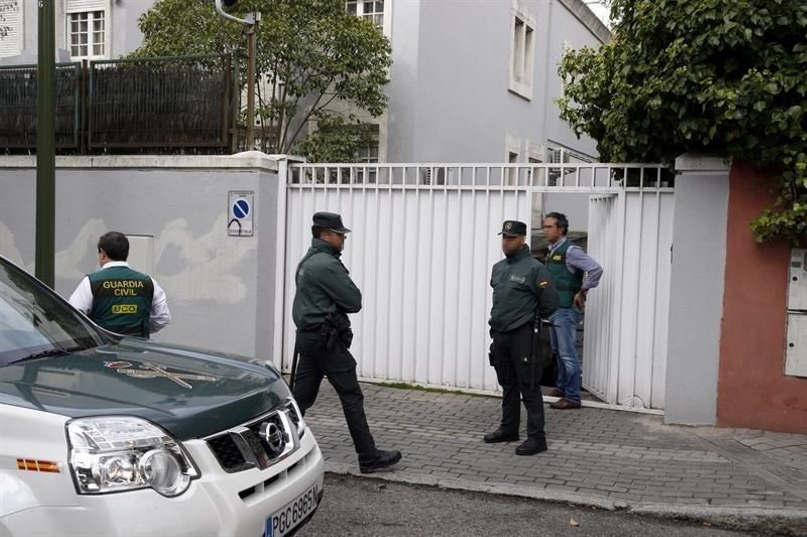 Agentes de la Guardia Civil en el domicilio familiar del expresidente de Banesto Mario Conde