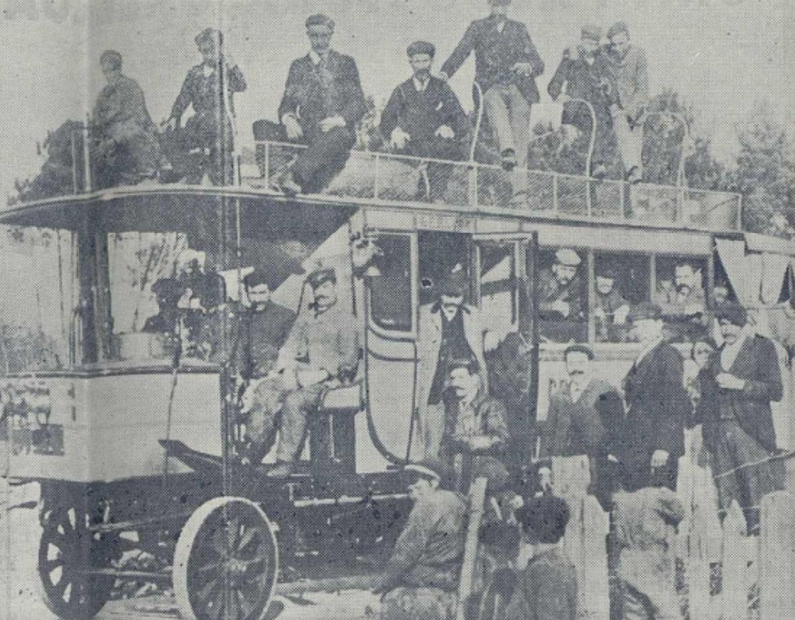 Automóvil a vapor Coruña- Santiago, de Manuel Sanjurgo. Anuario de Vigo nº 15.