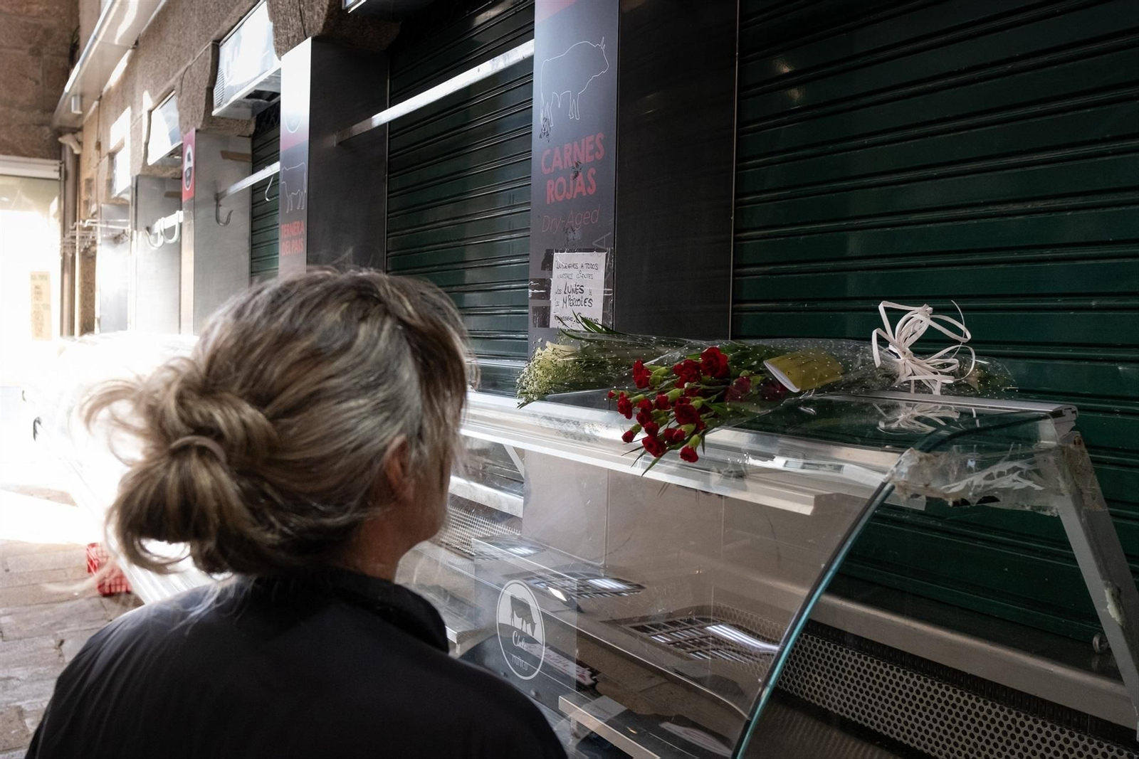 Imagen de archivo de flores en el puesto del carnicero de la plaza de Abastos de Santiago asesinado en 2024.