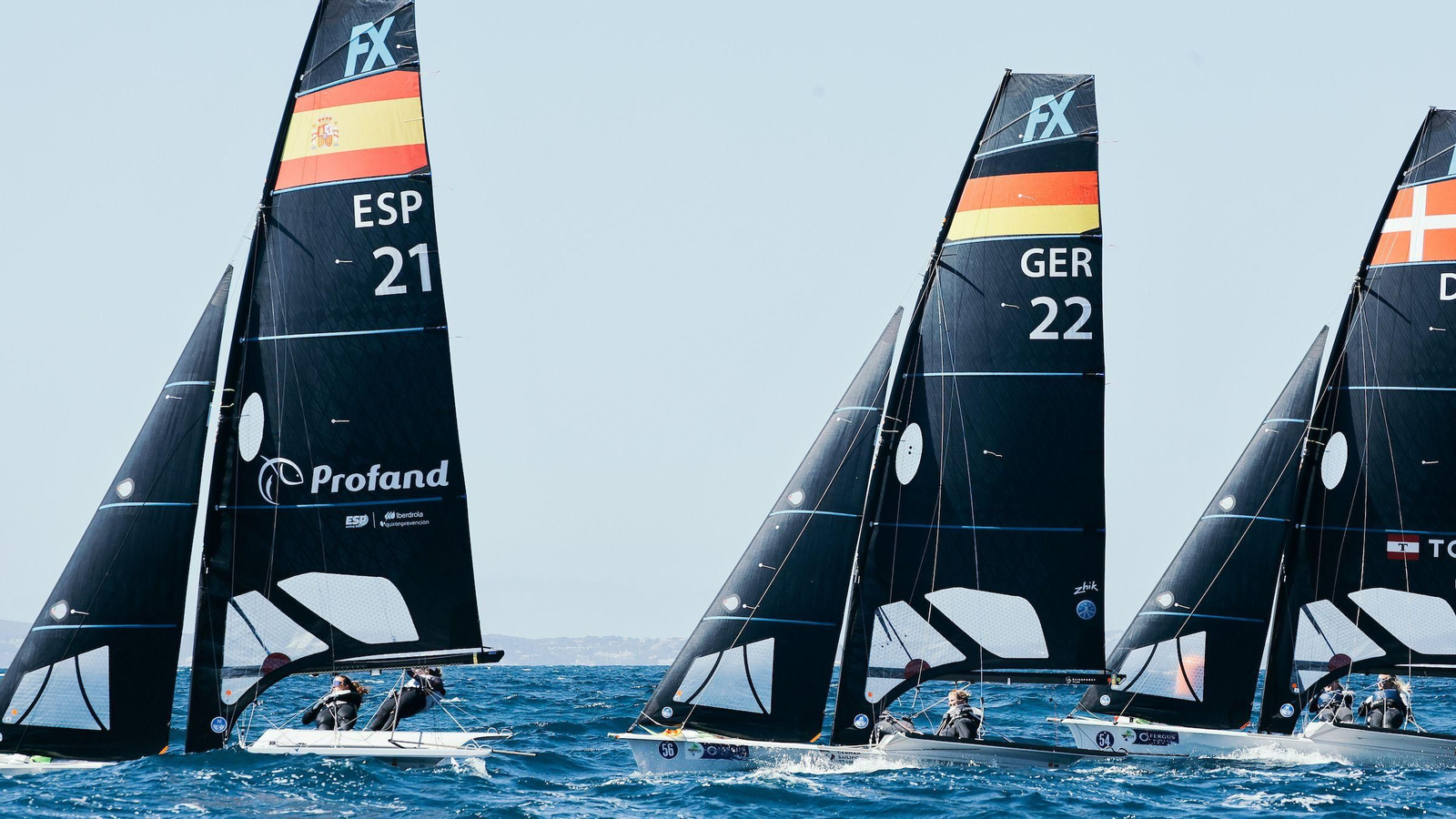 Patricia Suárez avanza por las aguas de Palma junto a Melania Henke.