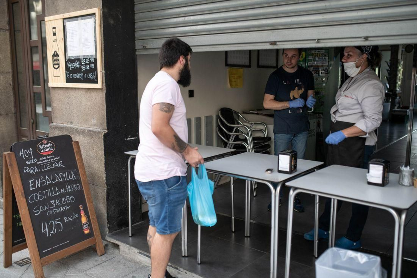 El café take-away llegó a algunos bares, como este de la rúa Ervedelo, en O Couto. (Foto: Óscar Pinal)