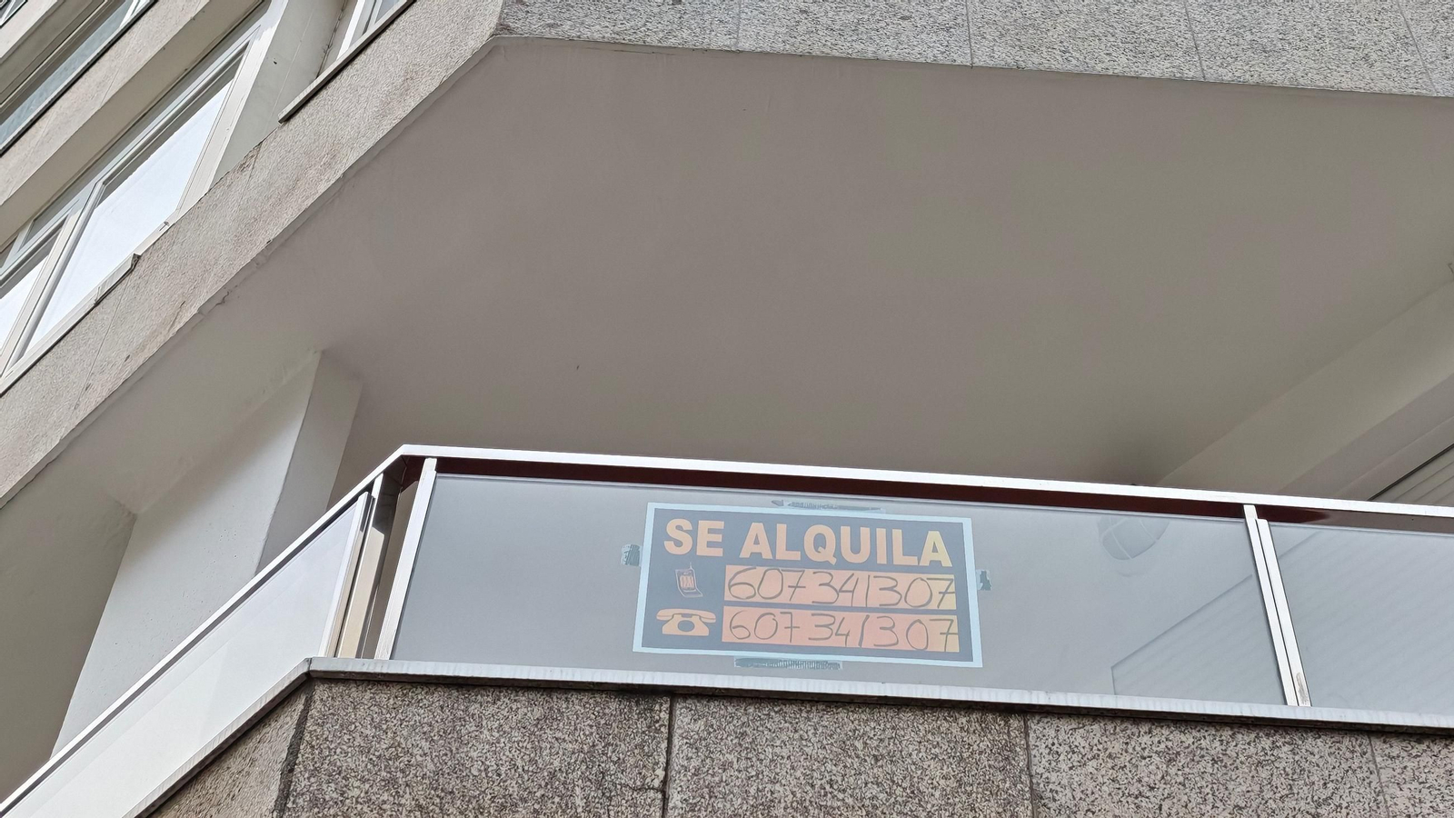 Un cartel de alquiler.
