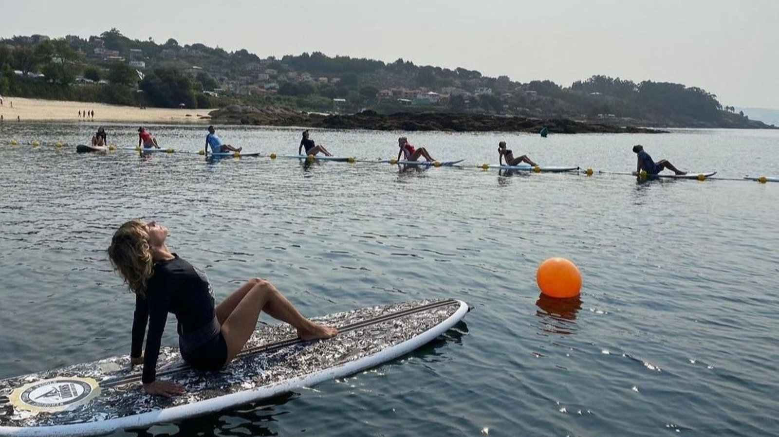 Marta Larralde, también hizo una escapada a Vigo con parada obligatoria en Liméns fiel a su cita deportiva de yoga sobre tabla de surf.