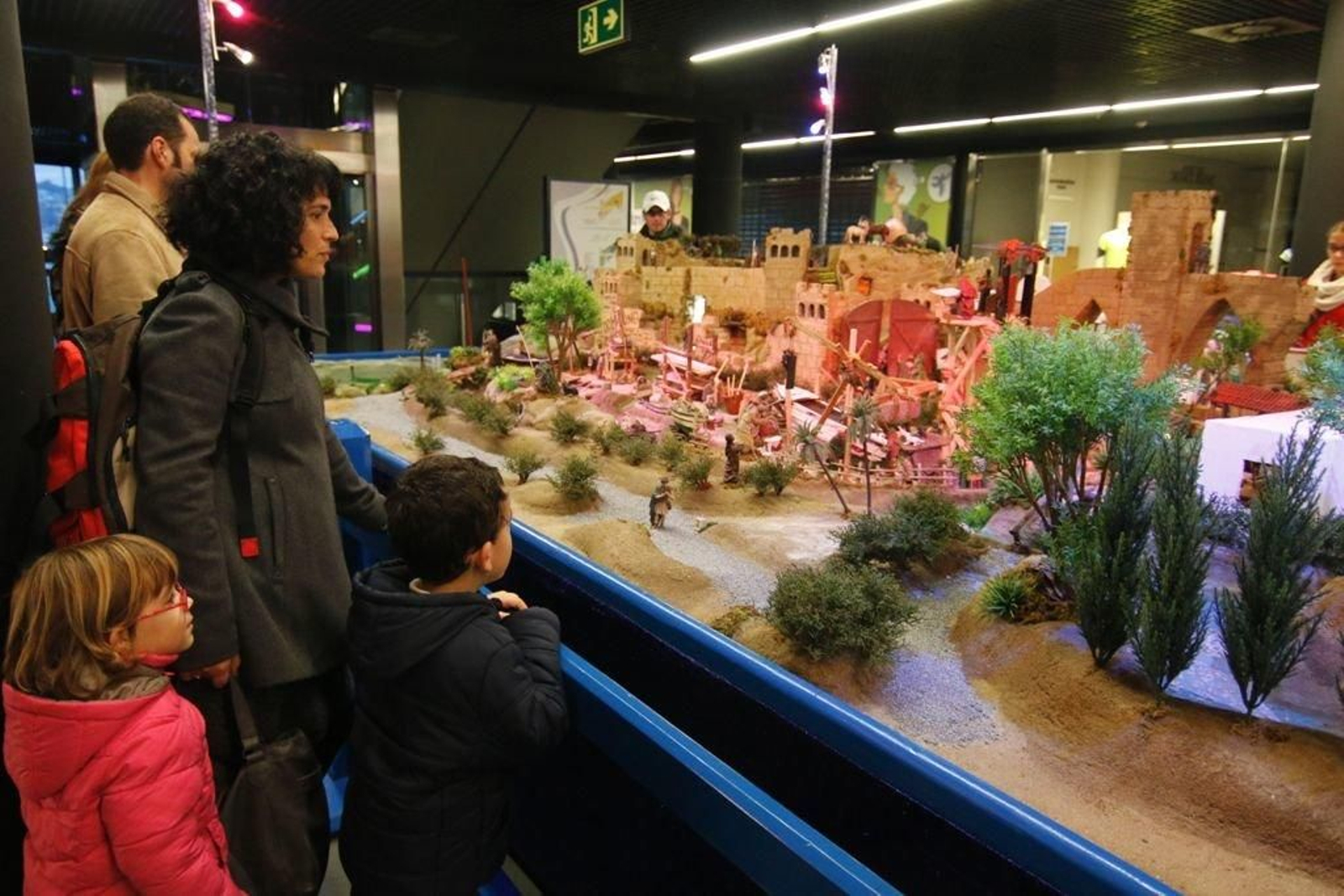 Los primeros espectadores admiraron las escenas del Belén de Alberto Salas en el Centro Comercial A Laxe.